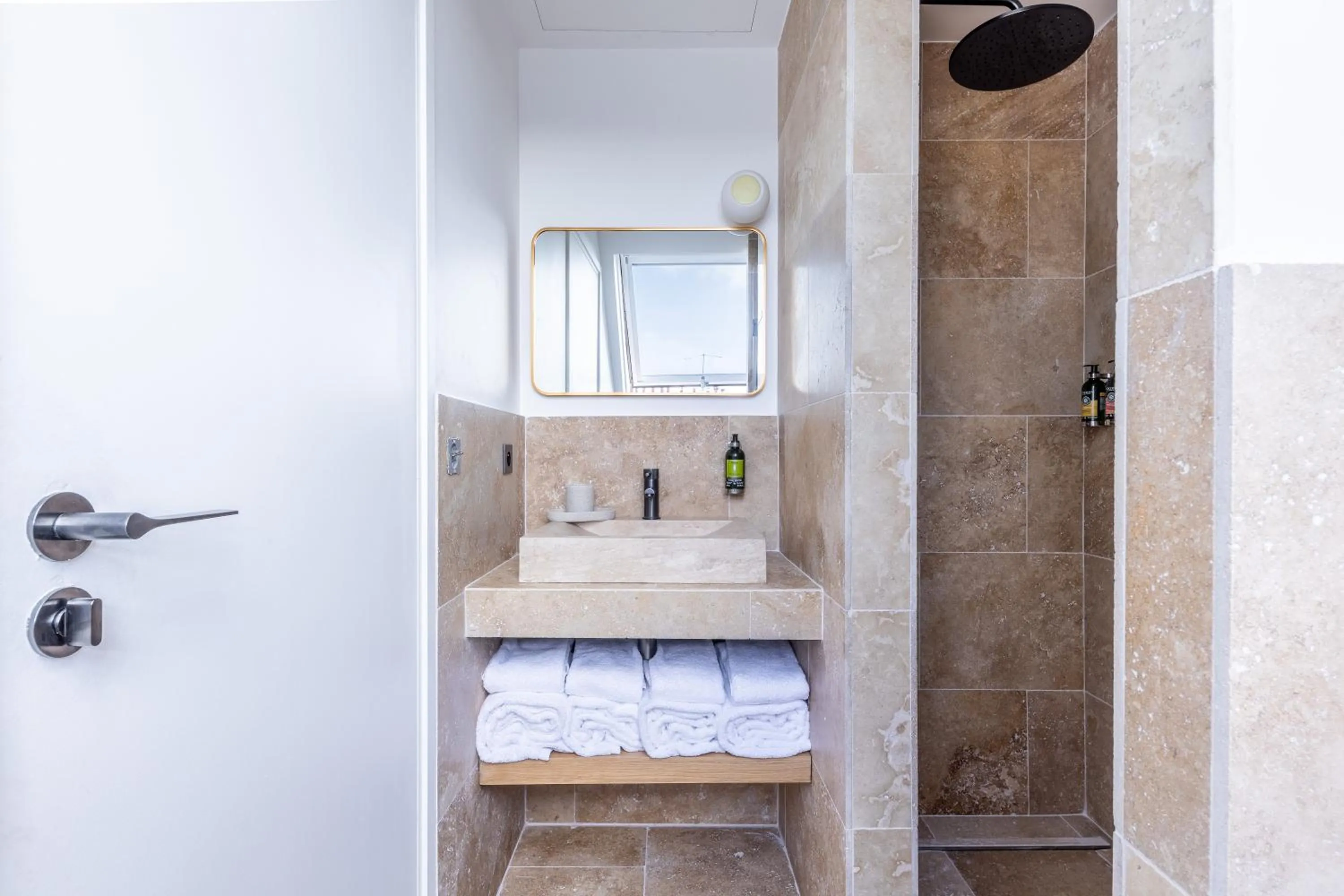 Shower in Quartier Libre Marais