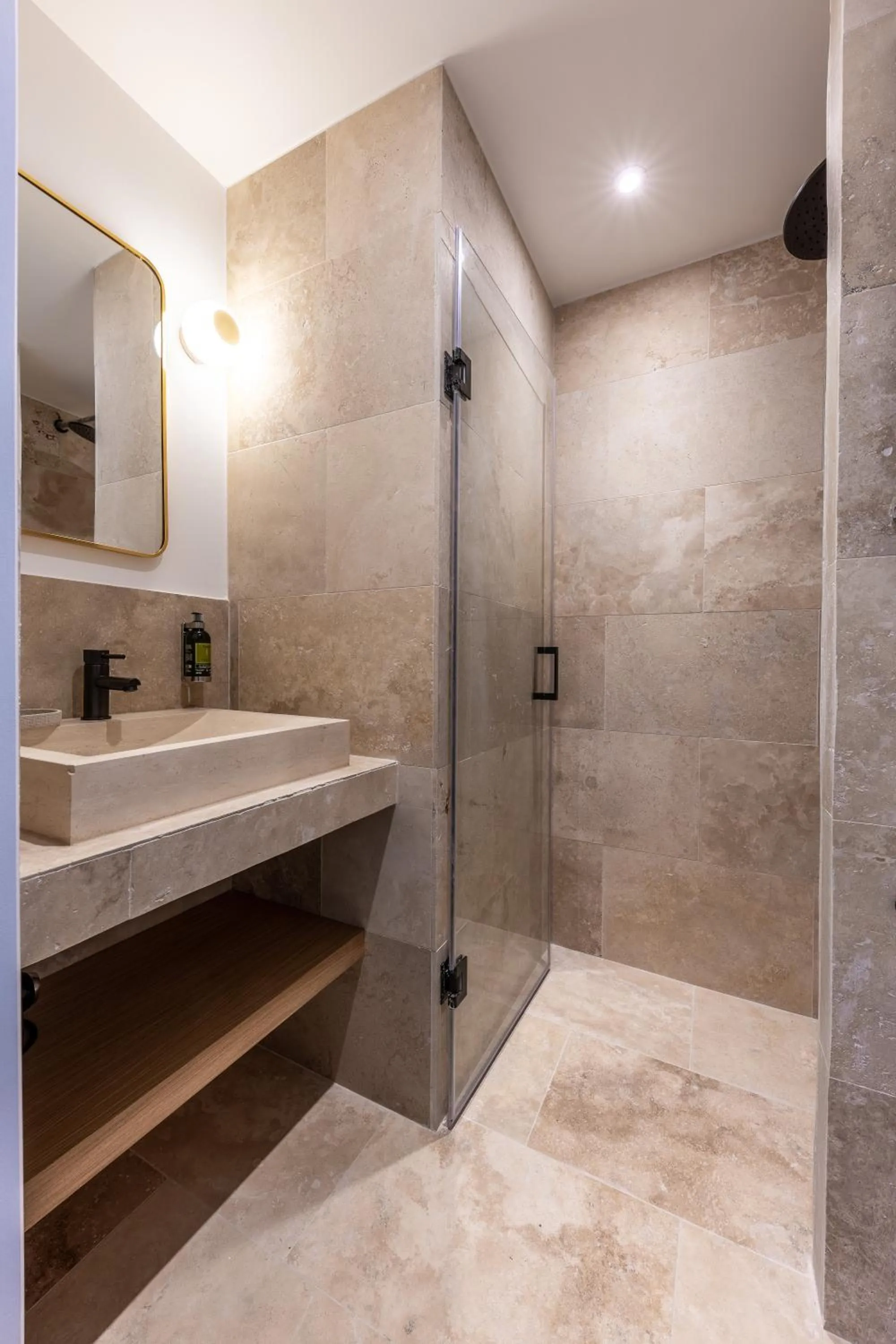 Shower in Quartier Libre Marais