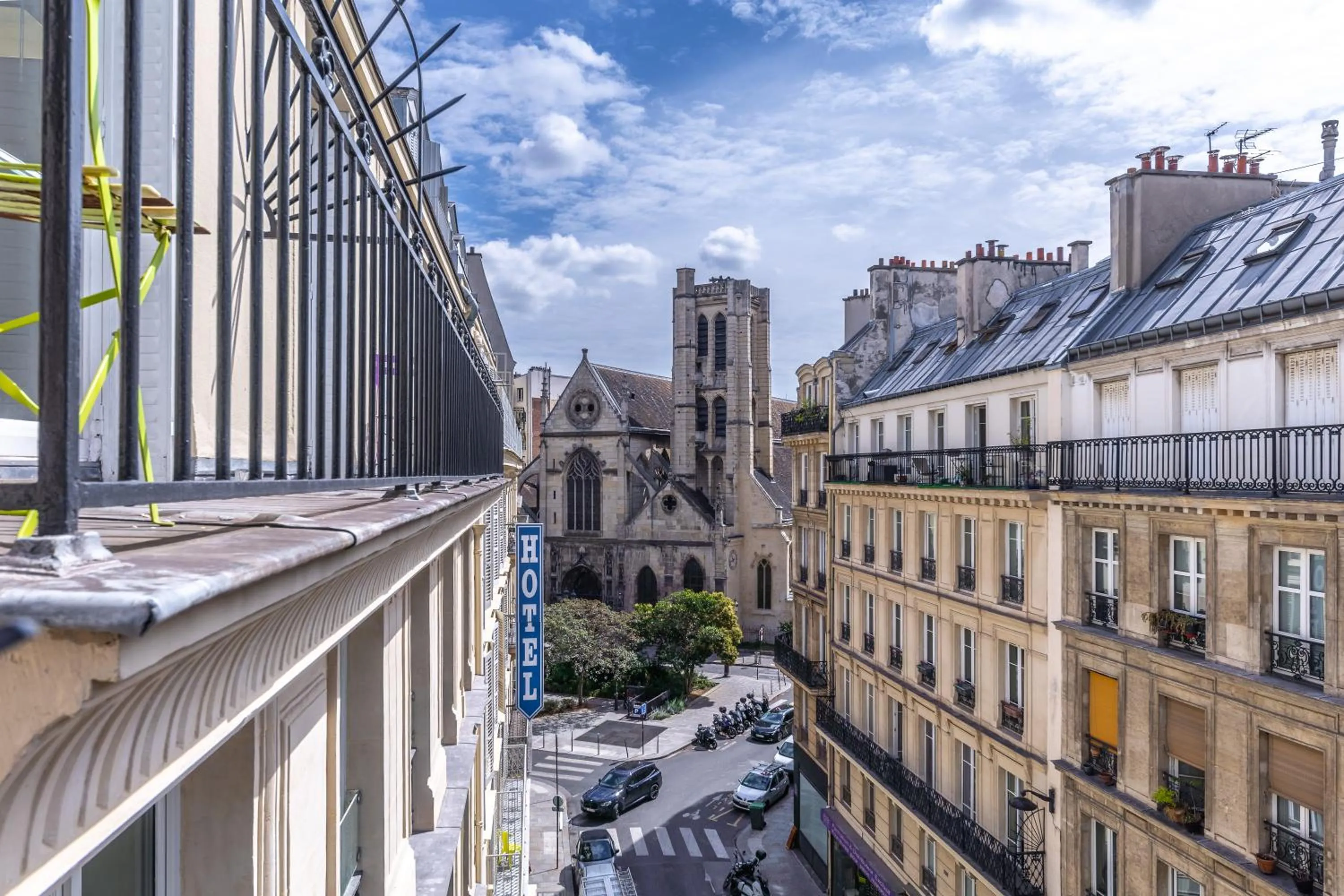 Property building in Quartier Libre Marais