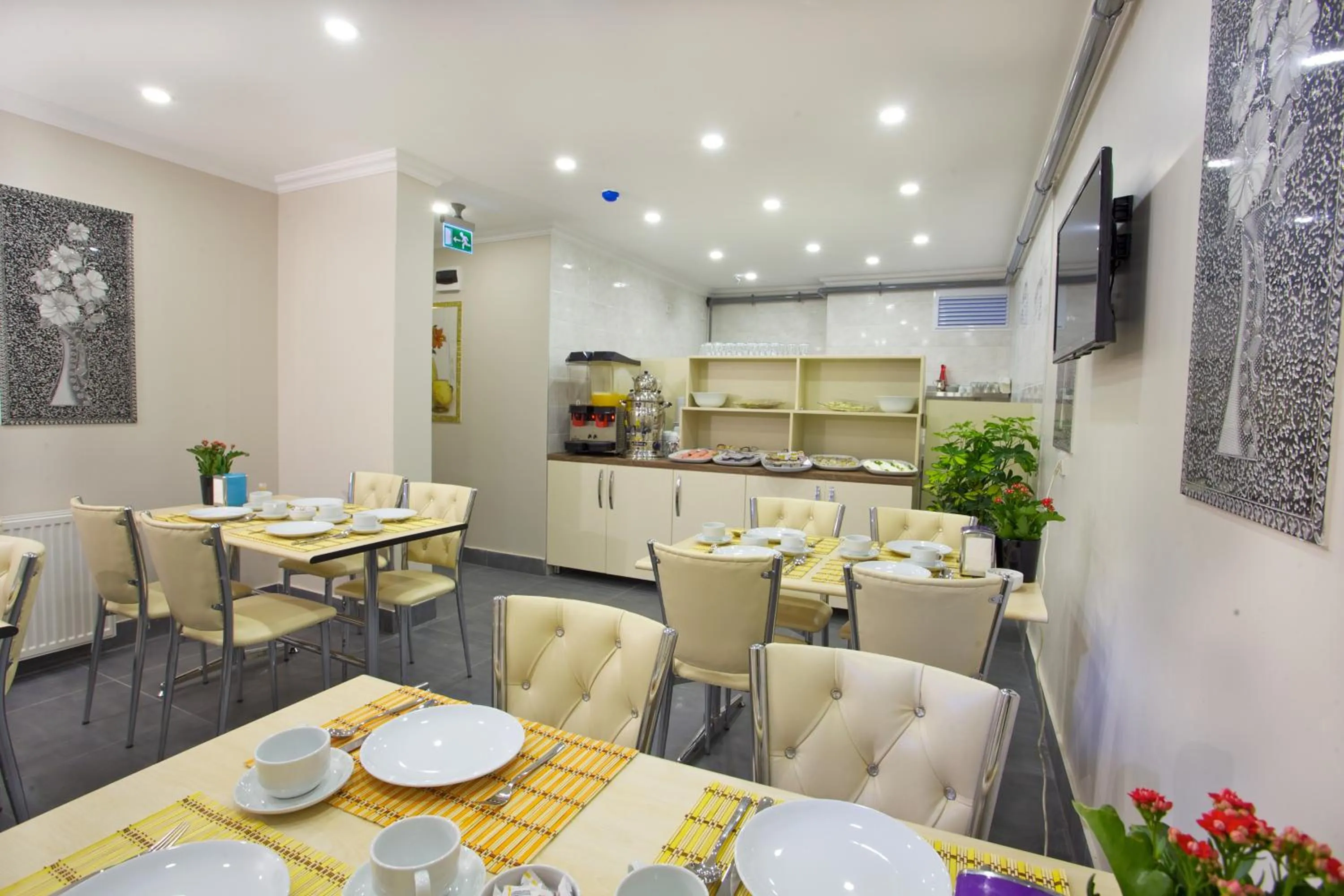 Restaurant/Places to Eat in Hotel The Ferah