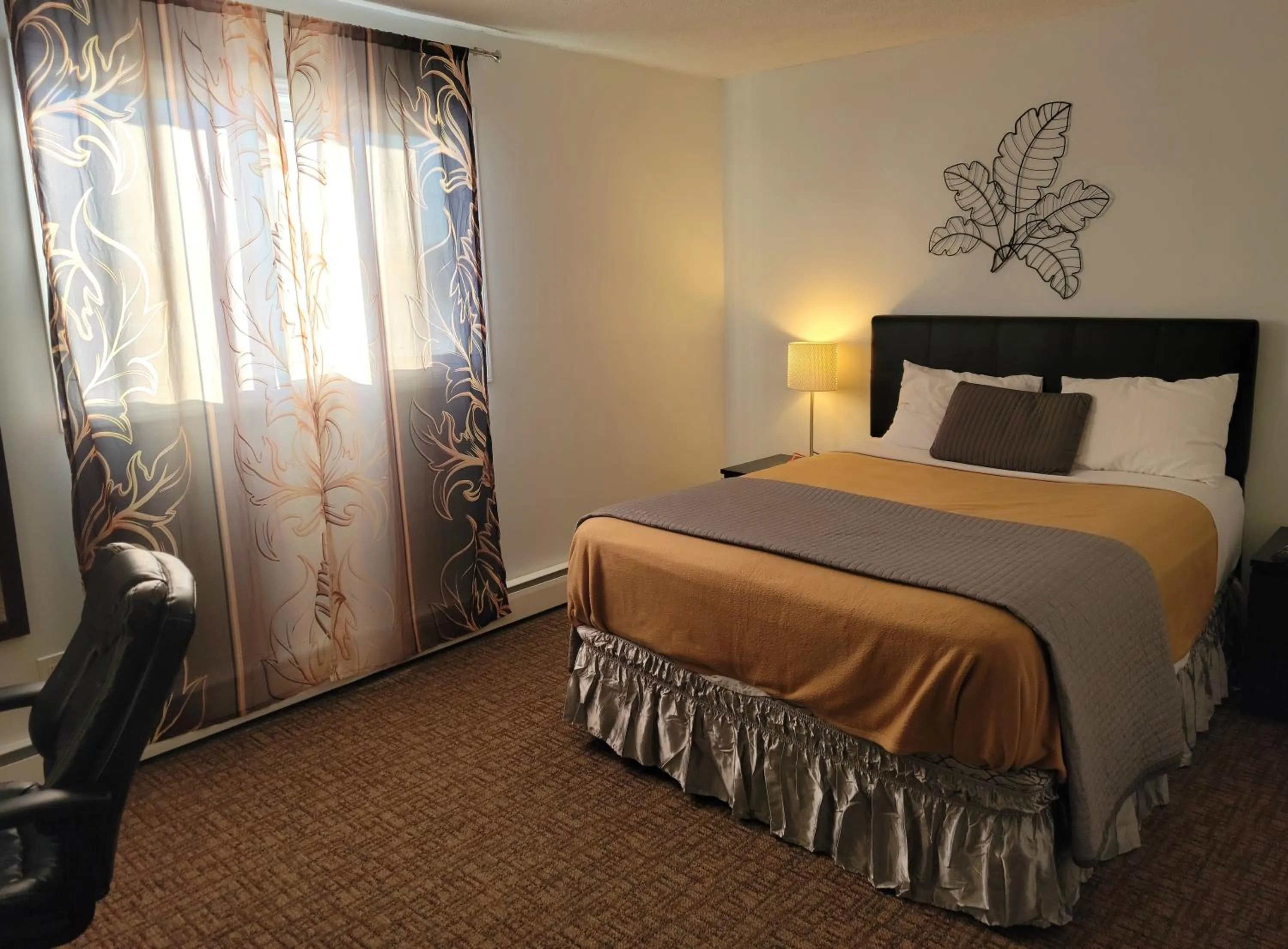 Bed in GRIZZLY MOTEL