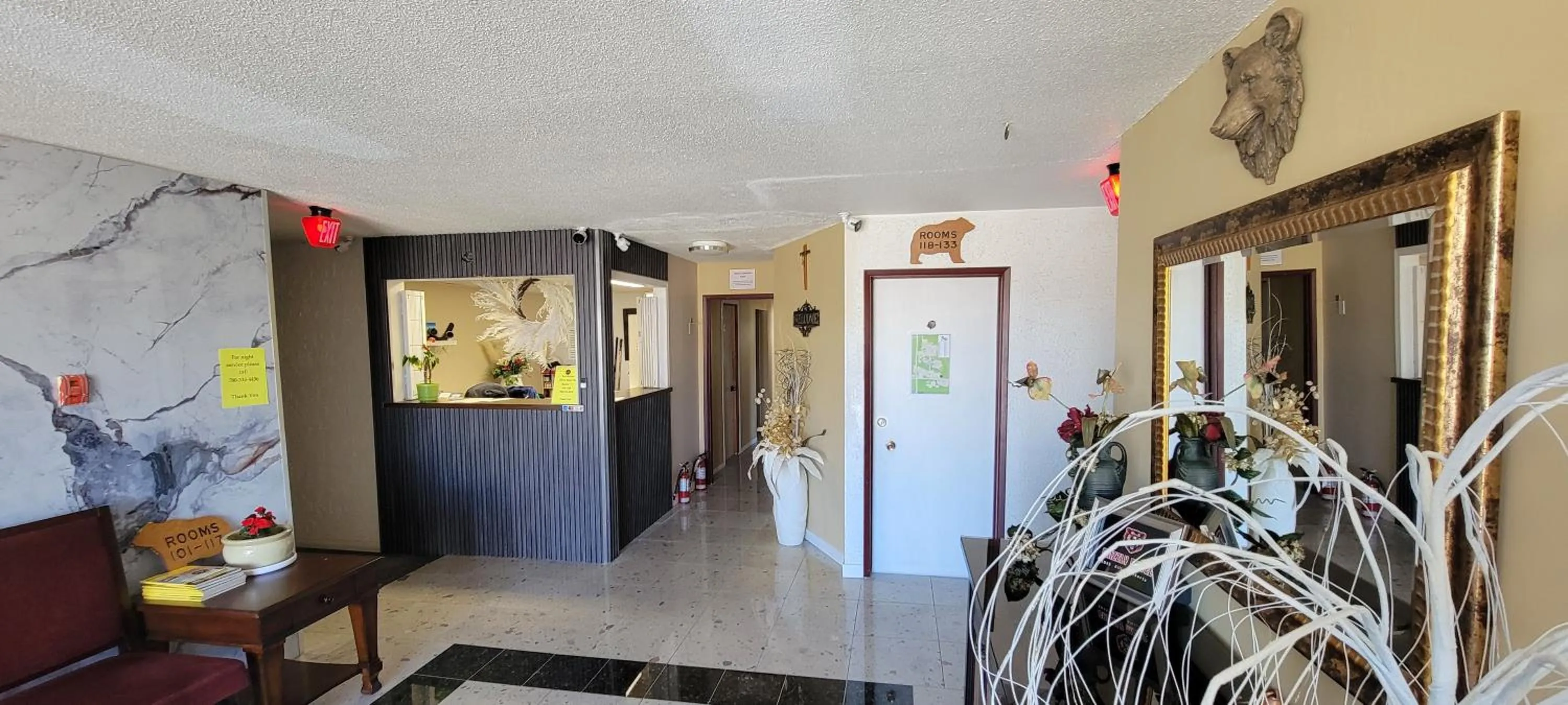 Lobby or reception in GRIZZLY MOTEL