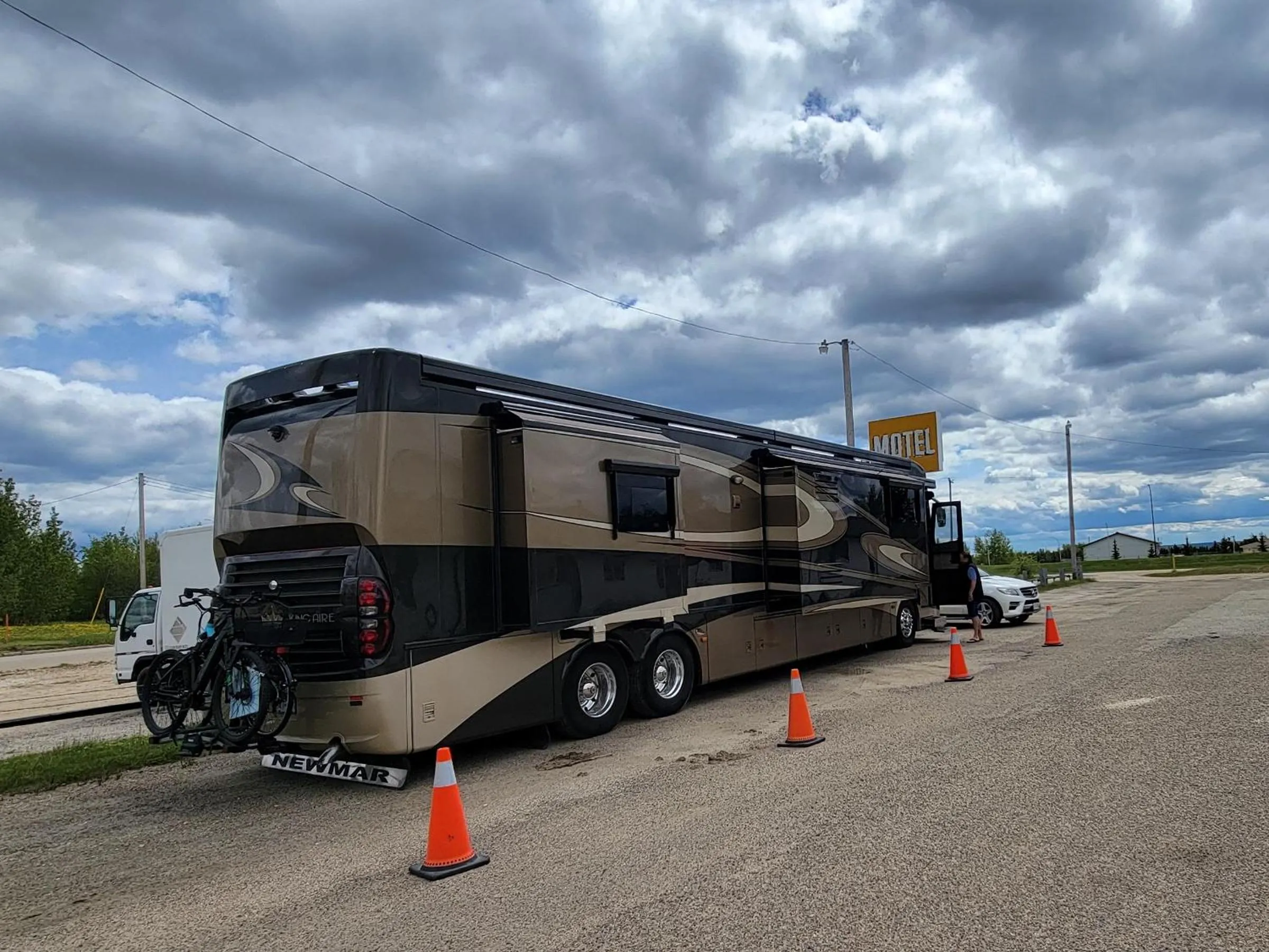 Parking in GRIZZLY MOTEL