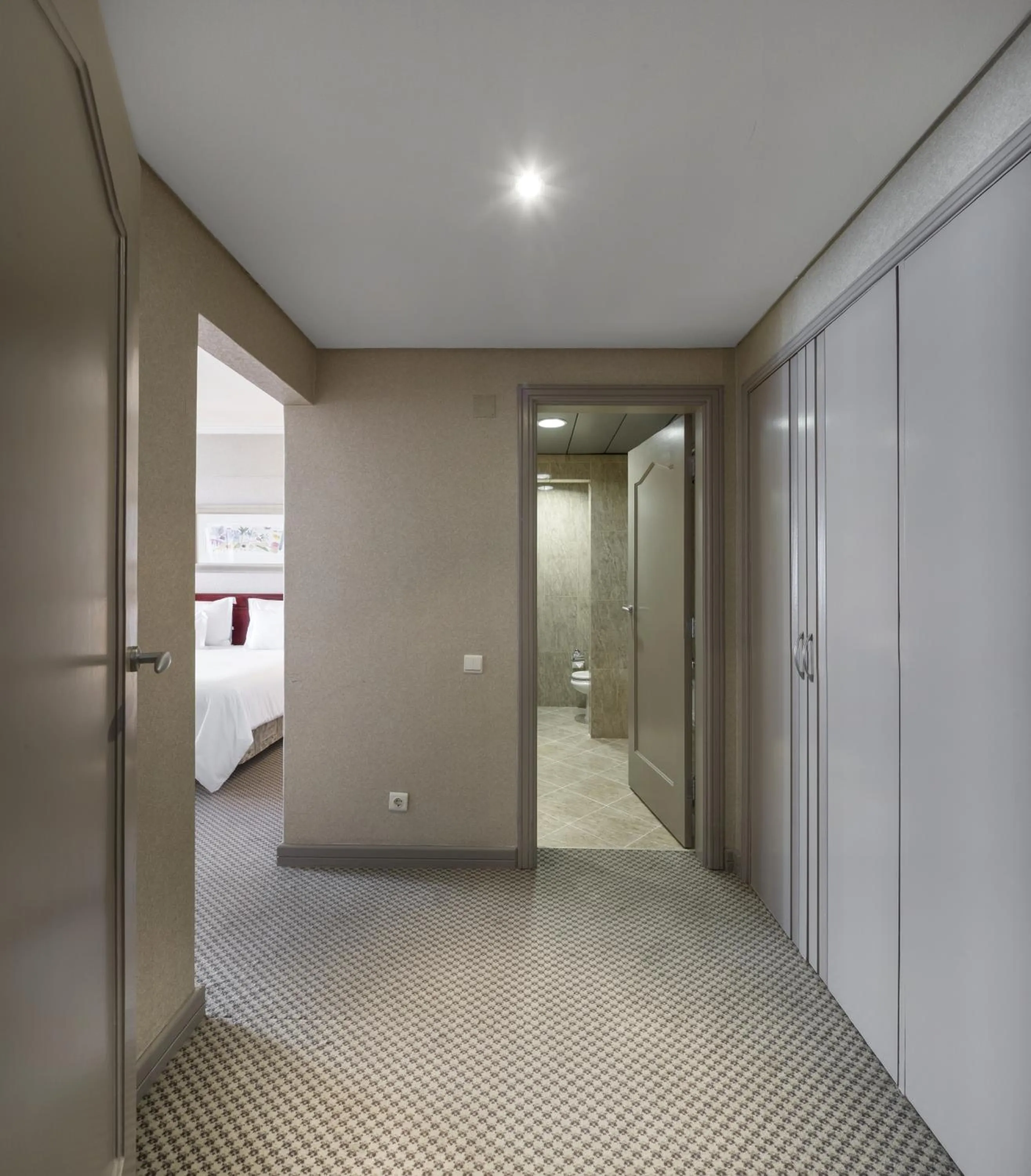 Bathroom, Bed in Hotel Avenida