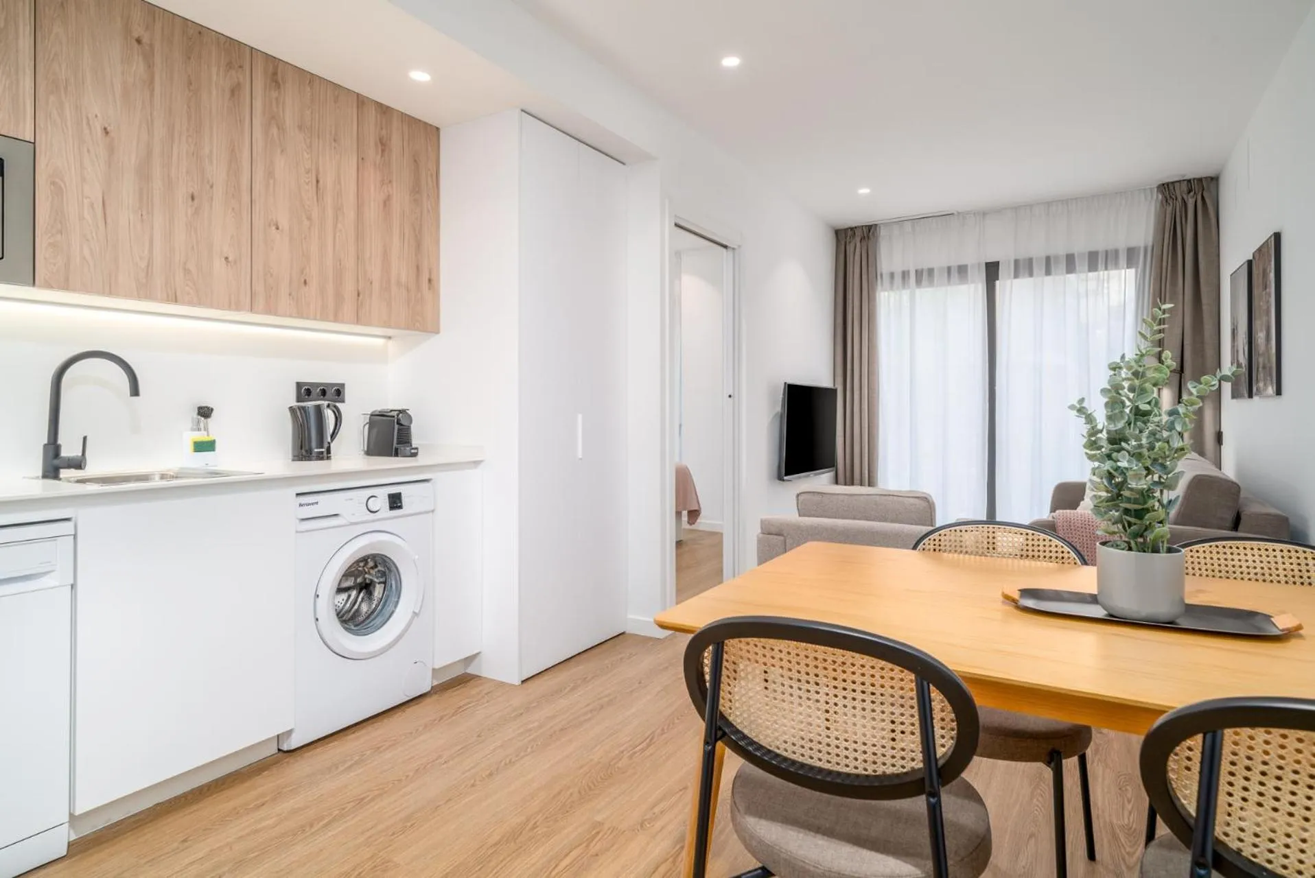 Kitchen or kitchenette in Limehome Barcelona Plaça Pirineus