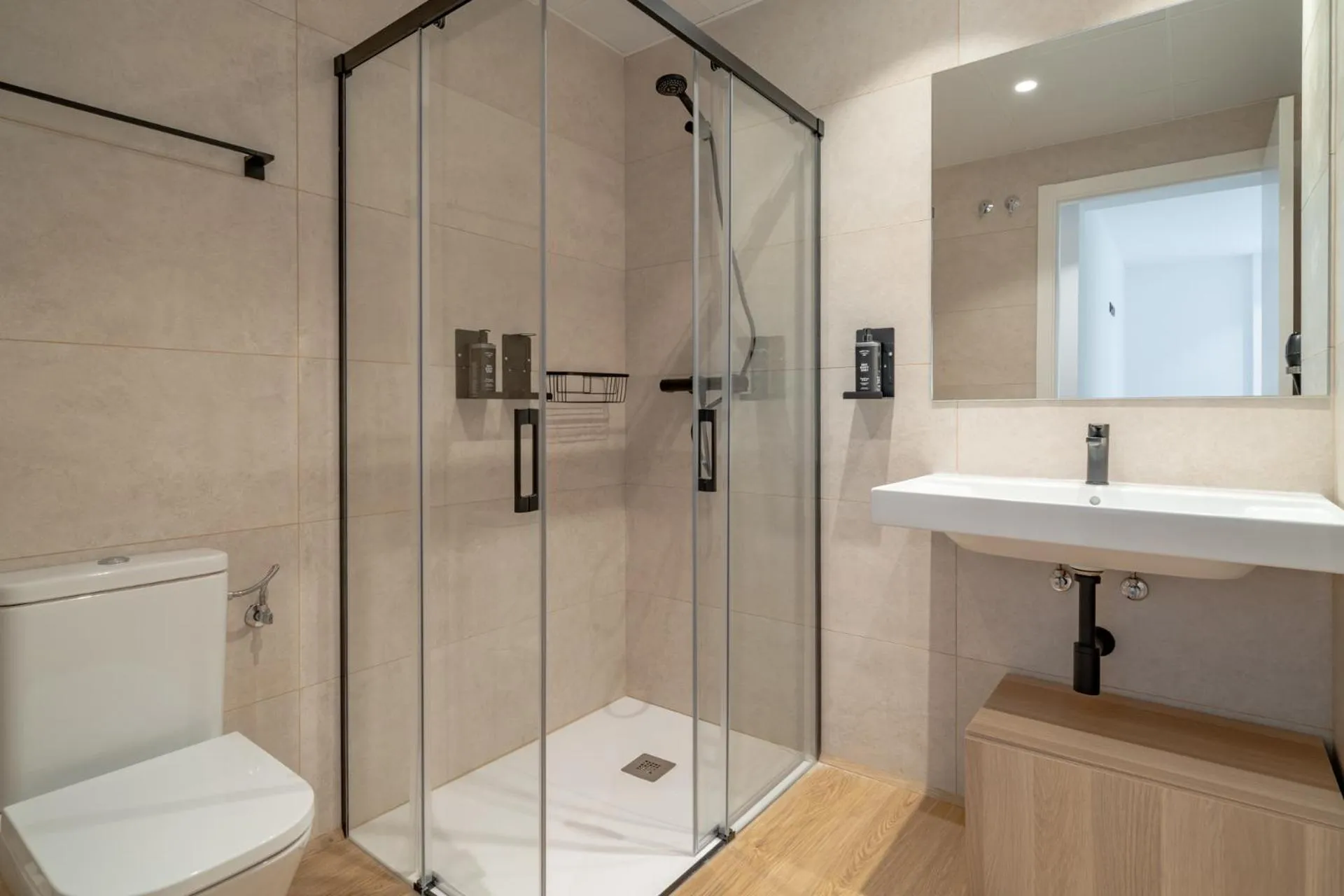 Shower in Limehome Barcelona Plaça Pirineus