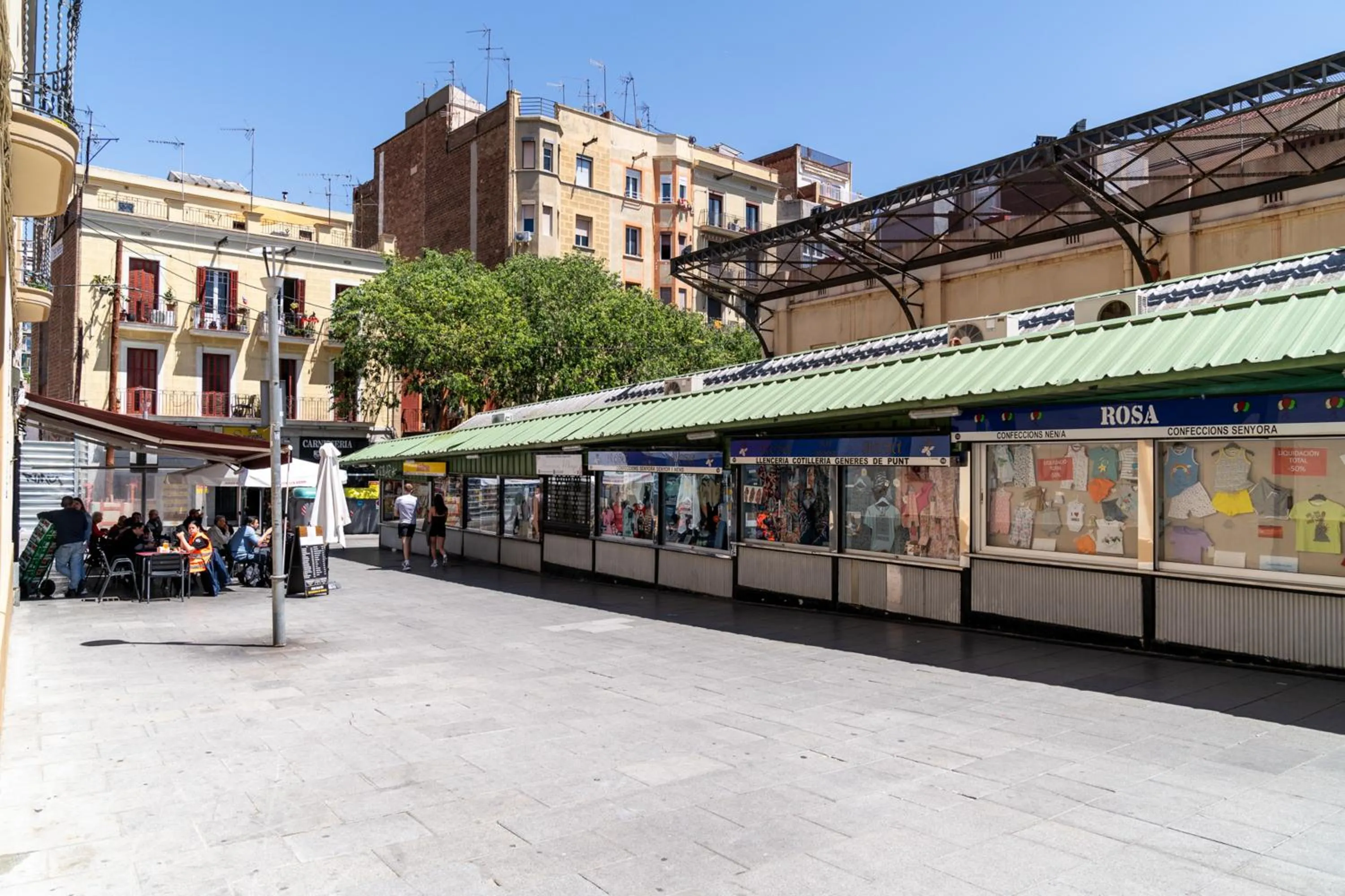 Neighbourhood in Limehome Barcelona Plaça Pirineus