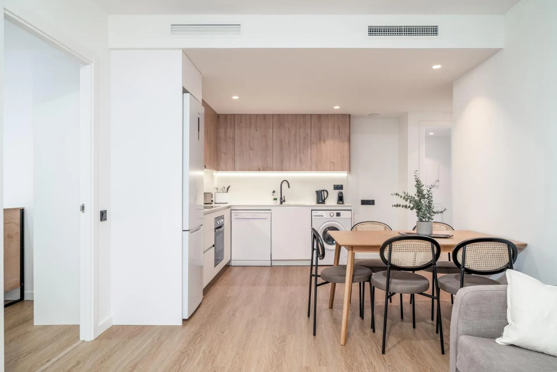 Kitchen or kitchenette in Limehome Barcelona Plaça Pirineus