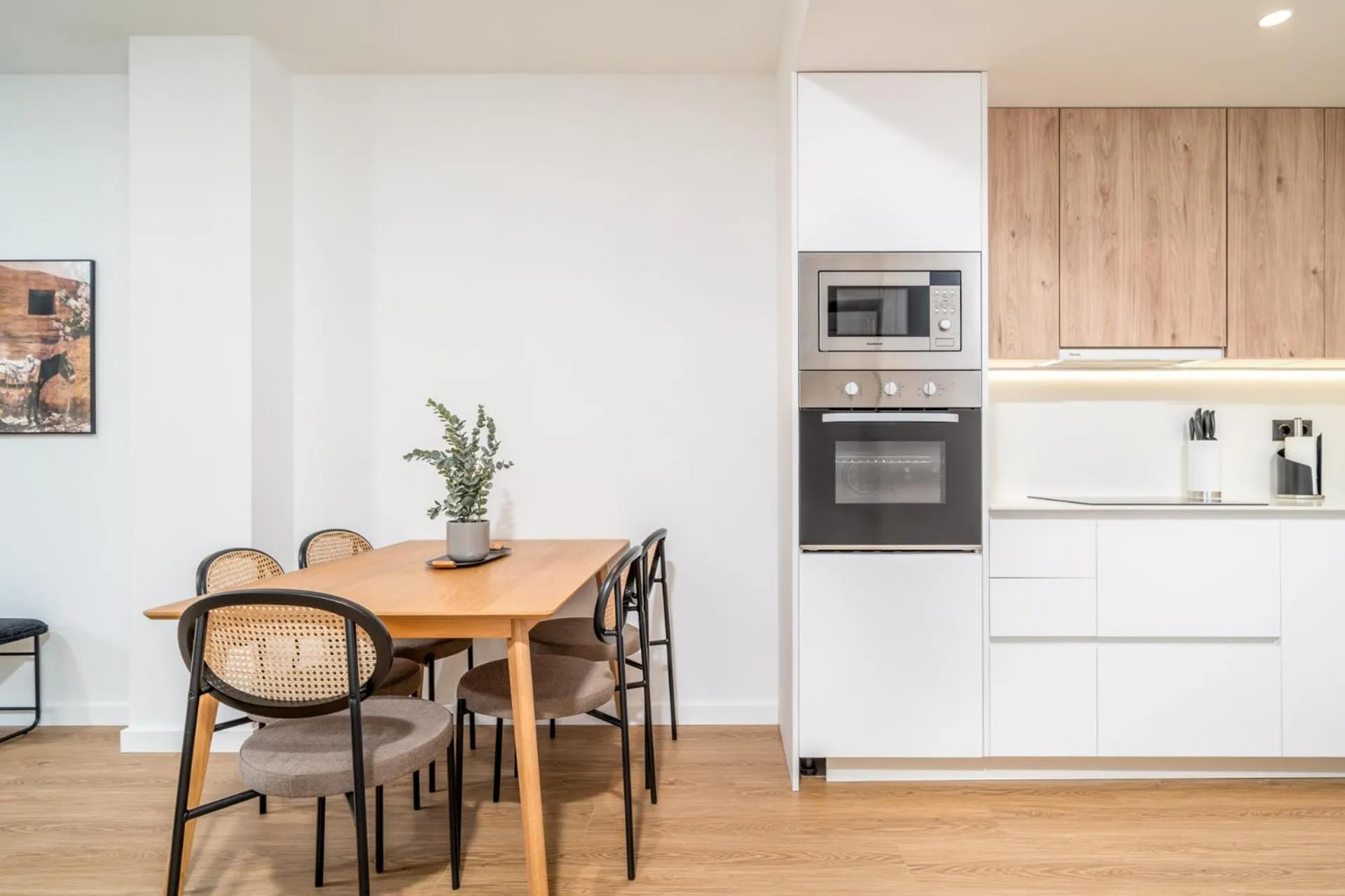 Kitchen or kitchenette in Limehome Barcelona Plaça Pirineus