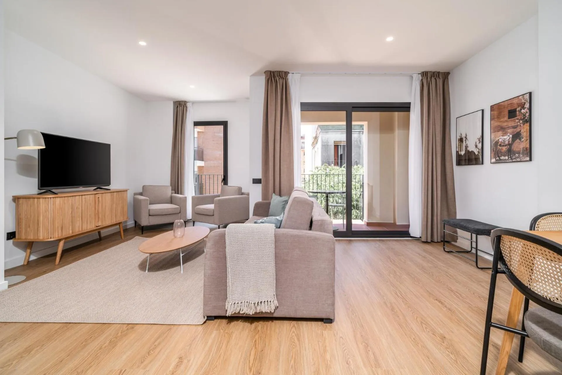 TV and multimedia in Limehome Barcelona Plaça Pirineus