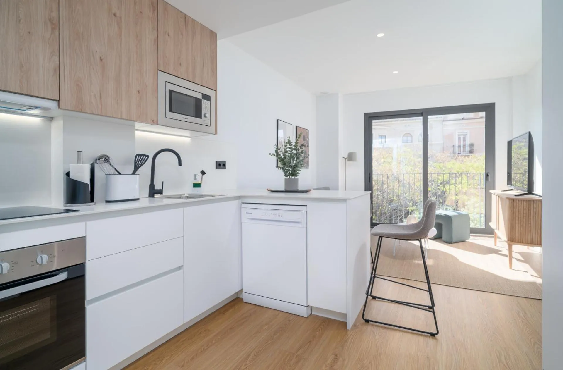 Kitchen or kitchenette in Limehome Barcelona Plaça Pirineus