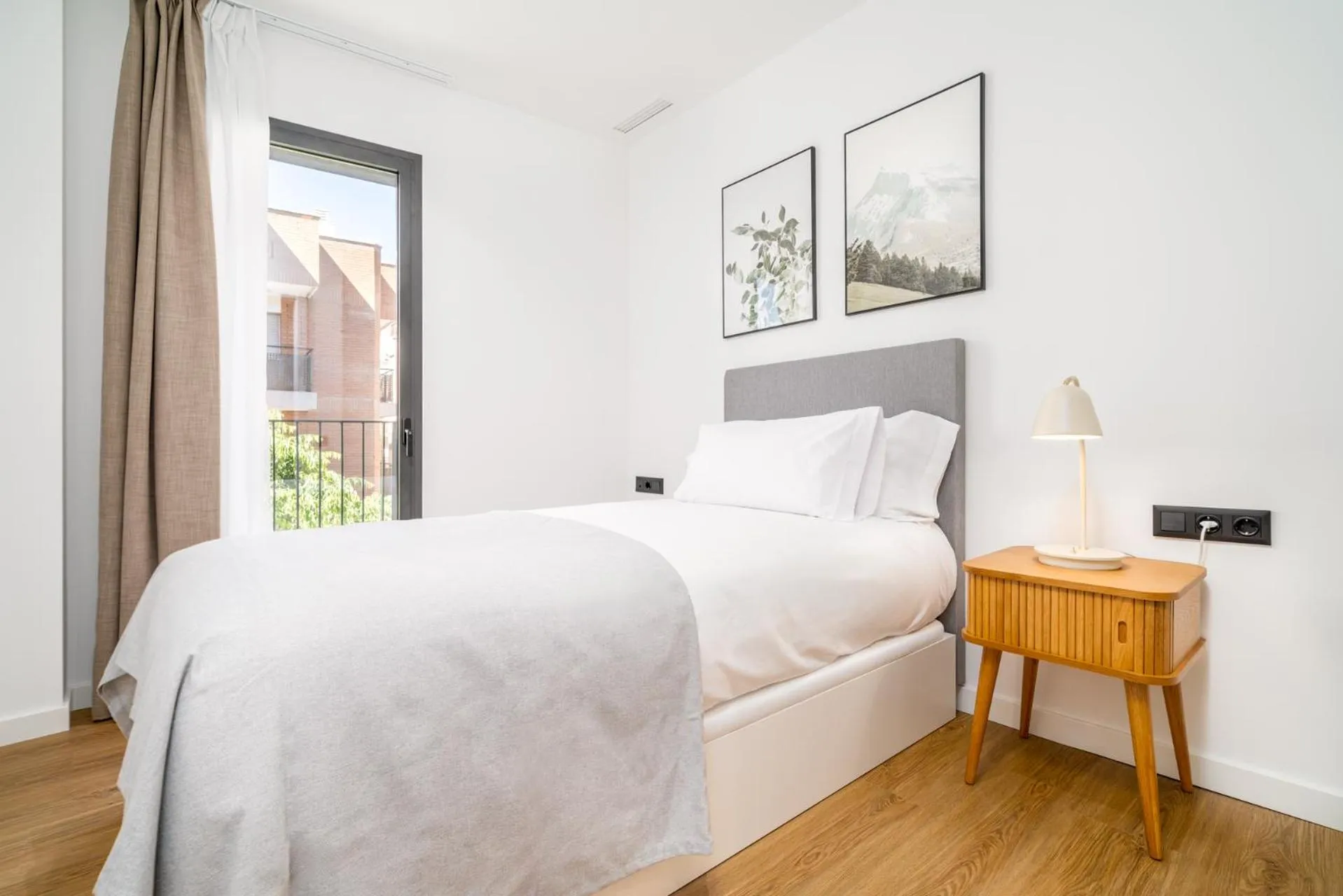 Bed in Limehome Barcelona Plaça Pirineus