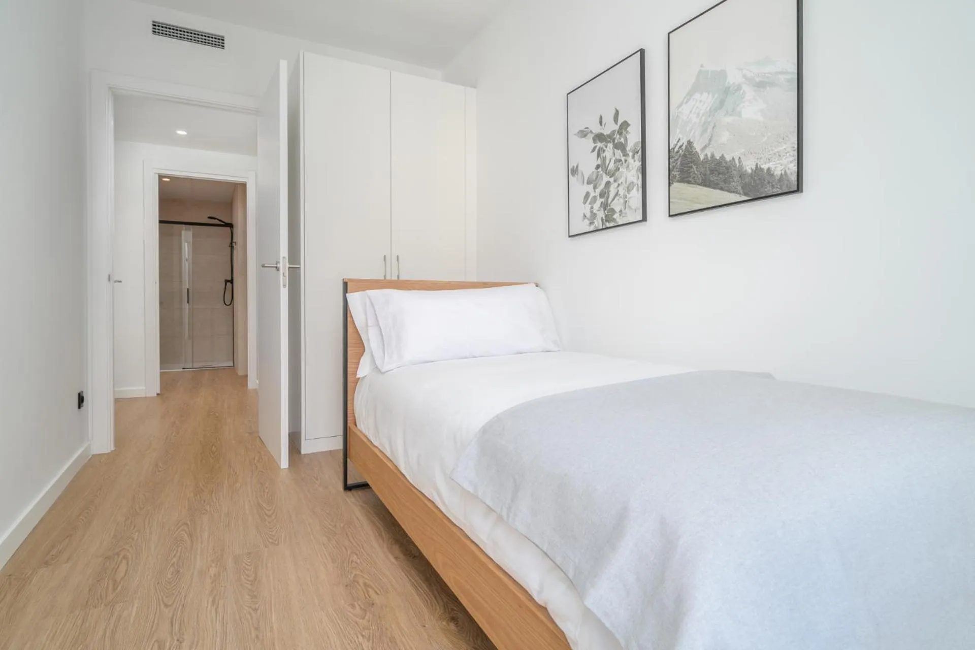 Bed in Limehome Barcelona Plaça Pirineus