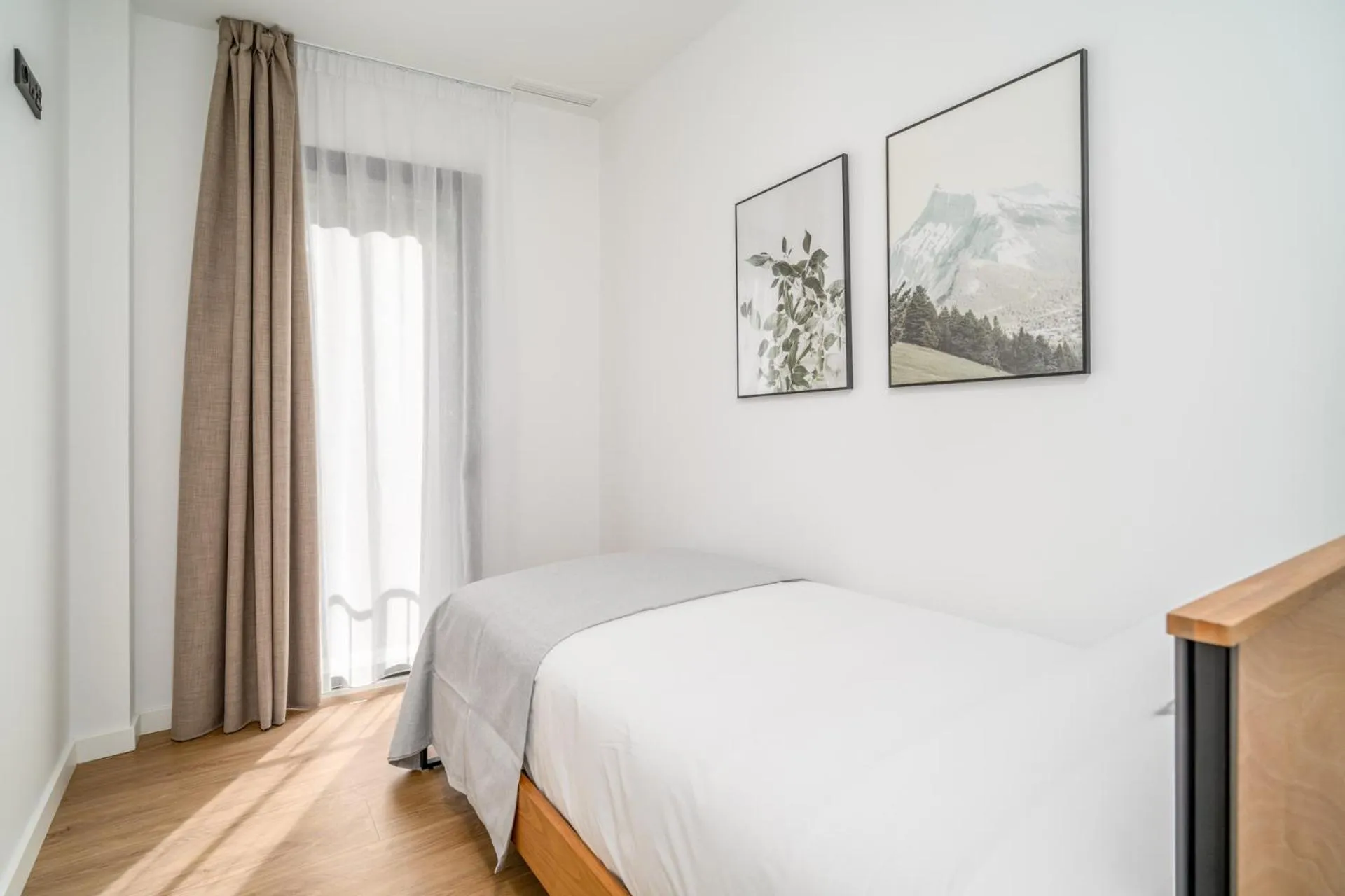 Bed in Limehome Barcelona Plaça Pirineus