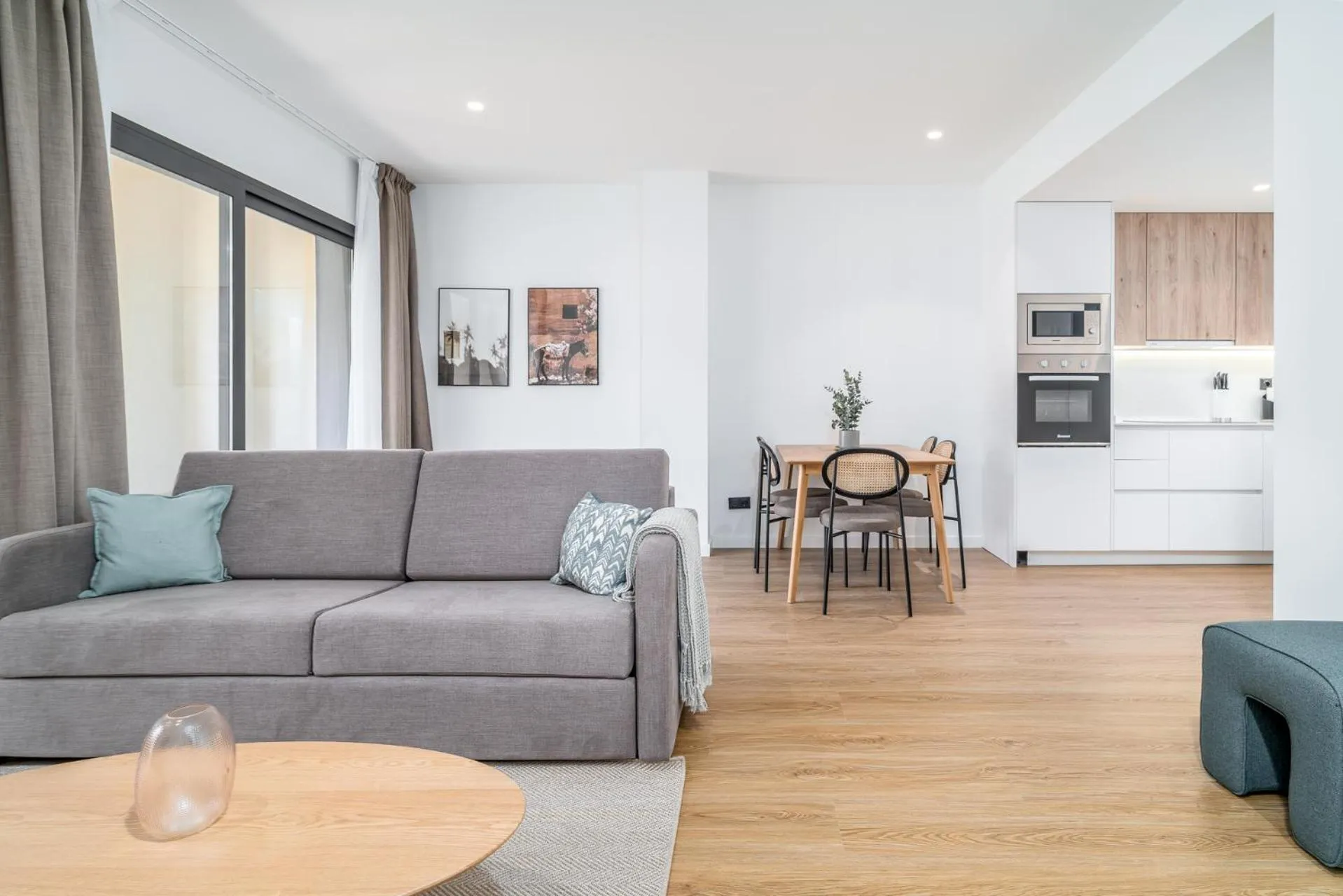 Kitchen or kitchenette in Limehome Barcelona Plaça Pirineus