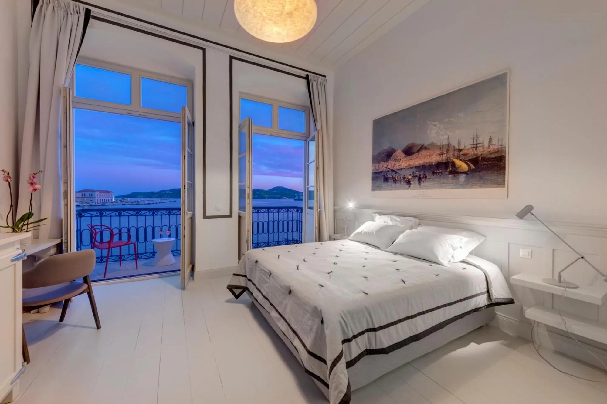 Photo of the whole room, Bed in Skylight