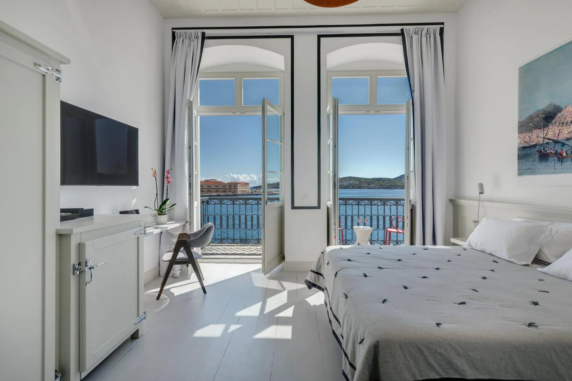 Photo of the whole room, Bed in Skylight