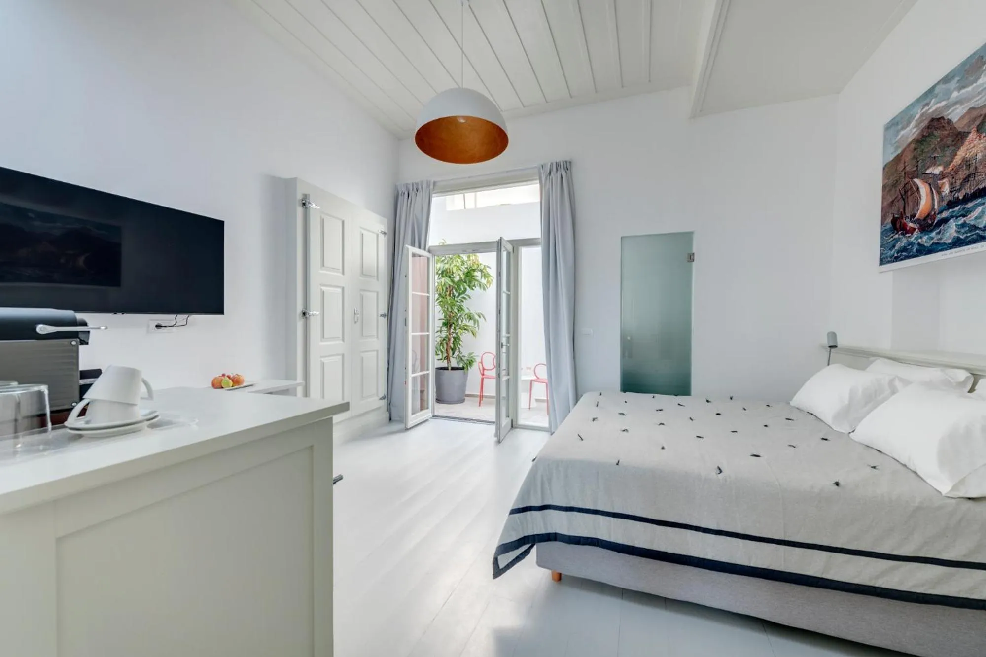 Photo of the whole room, Bed in Skylight