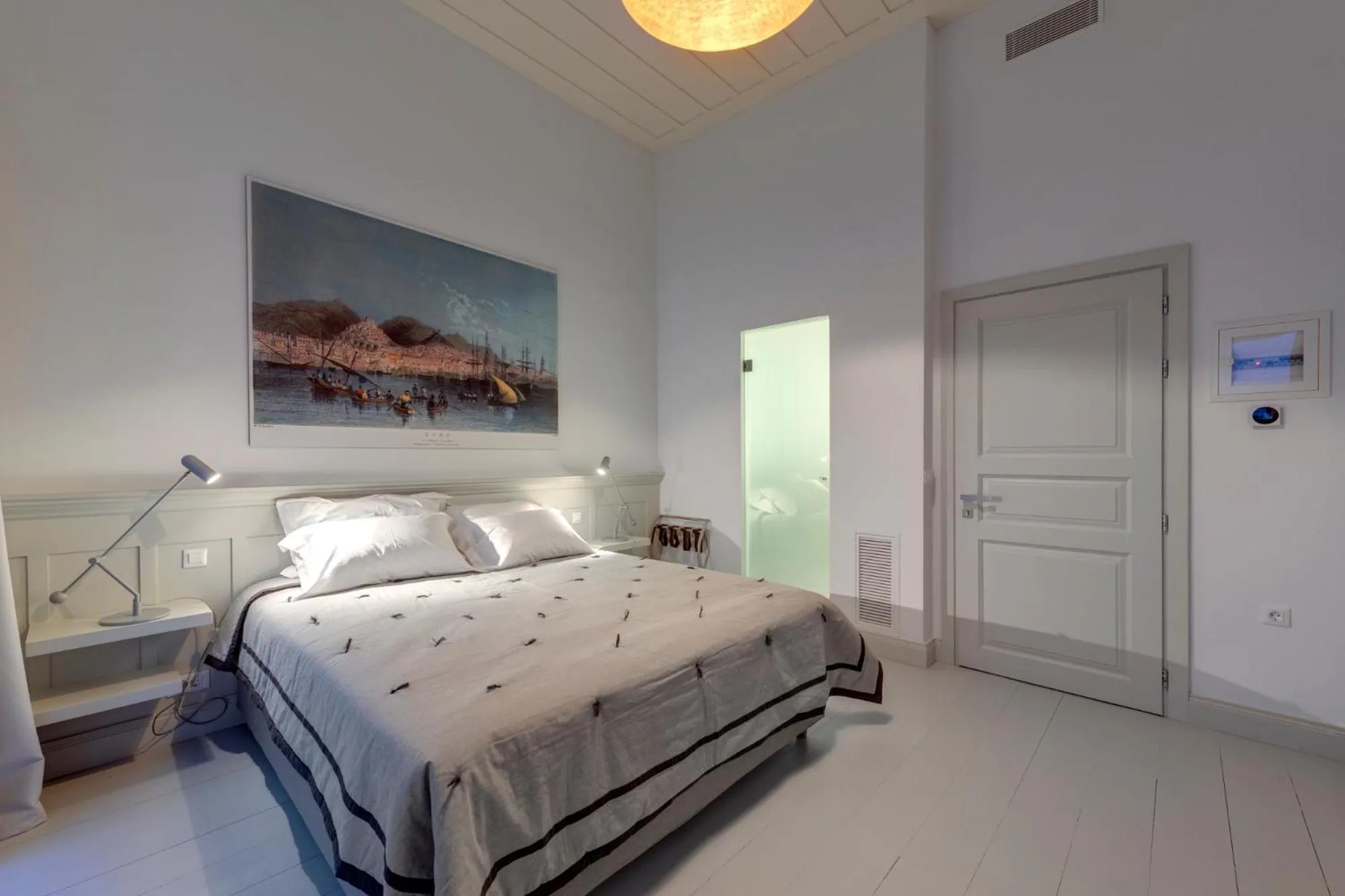 Photo of the whole room, Bed in Skylight