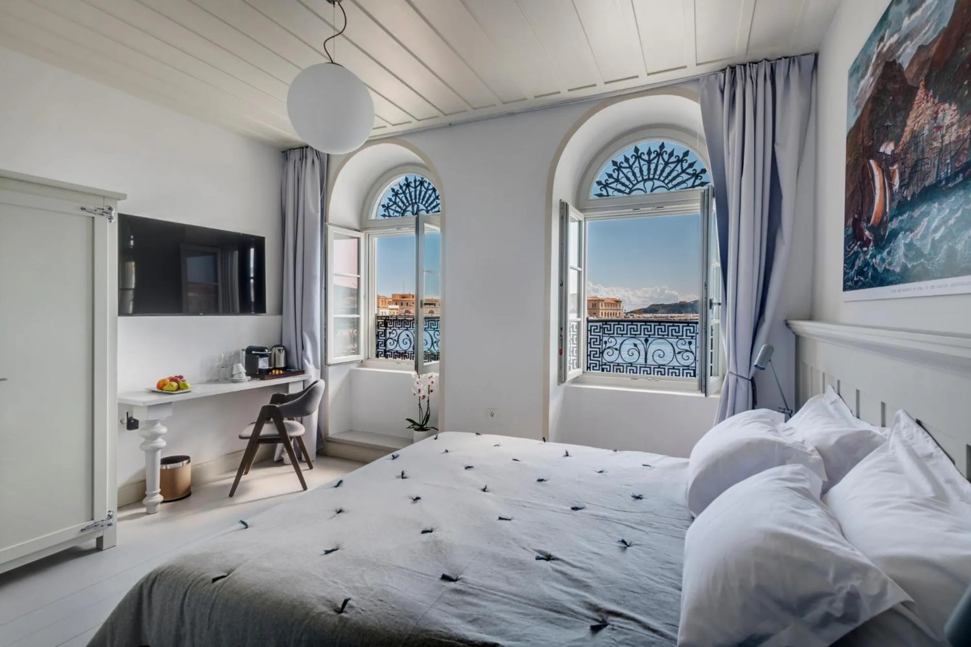 Photo of the whole room, Bed in Skylight