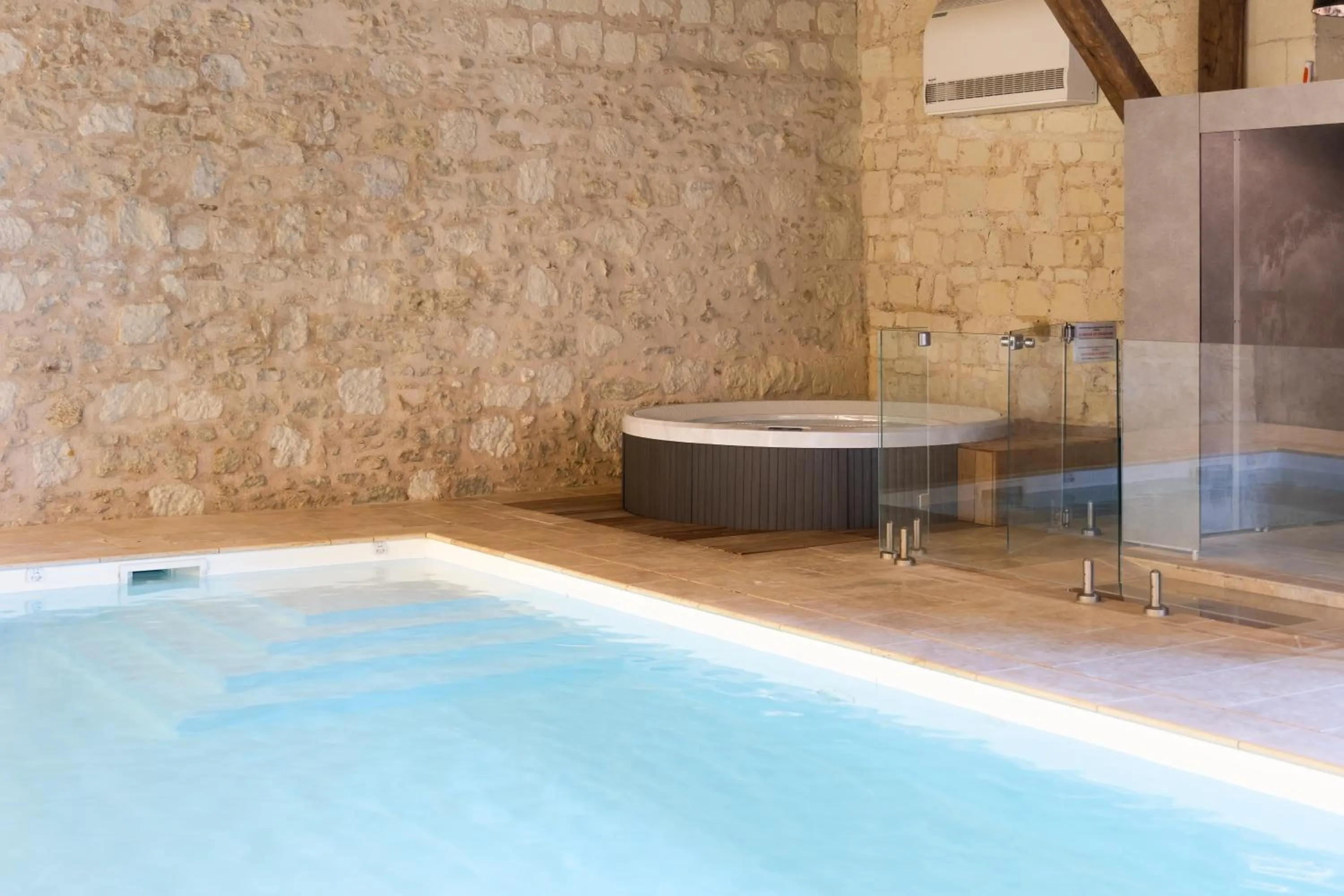 Swimming pool in Le Domaine de Mestré, The Originals Relais