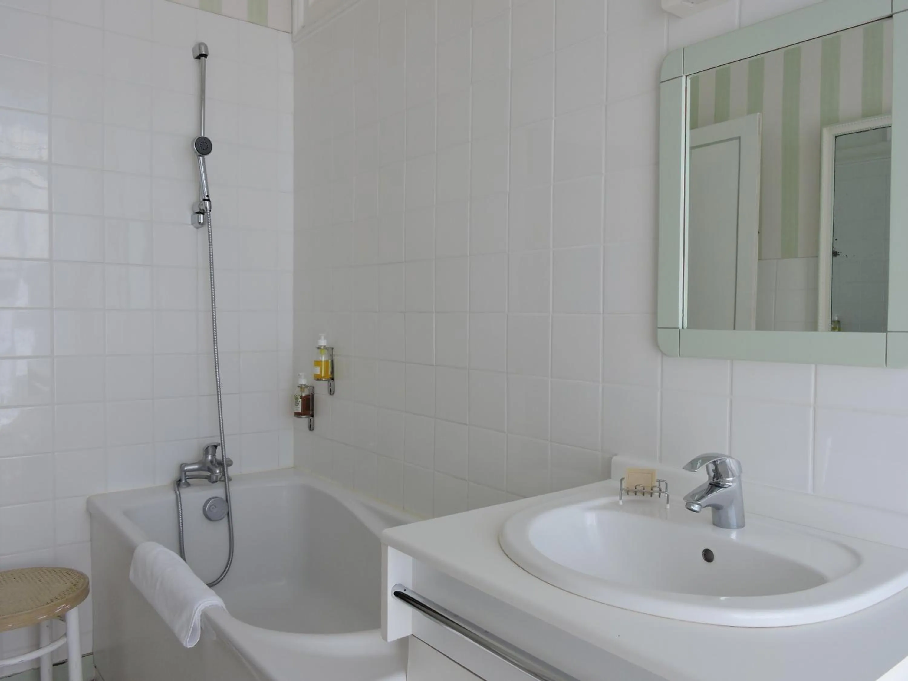 Bathroom in Le Domaine de Mestré, The Originals Relais