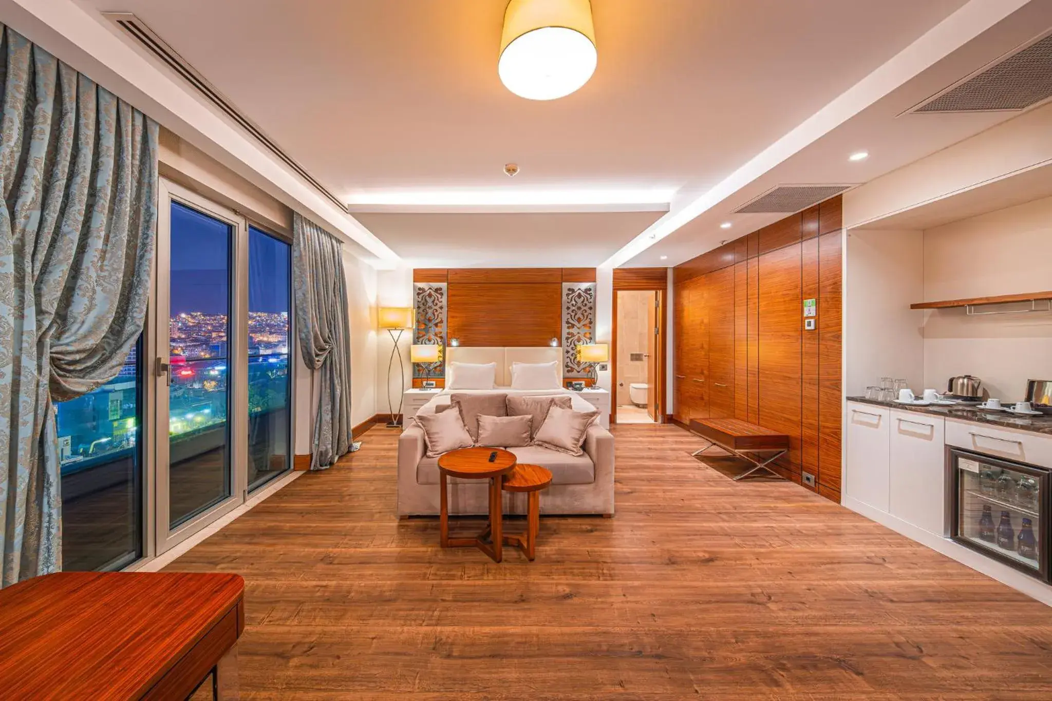 King Suite with Jetted Tub - Smoking in Holiday Inn Ankara - Cukurambar by IHG King Suite with Jetted Tub - Smoking in Holiday Inn Ankara - Cukurambar by IHG