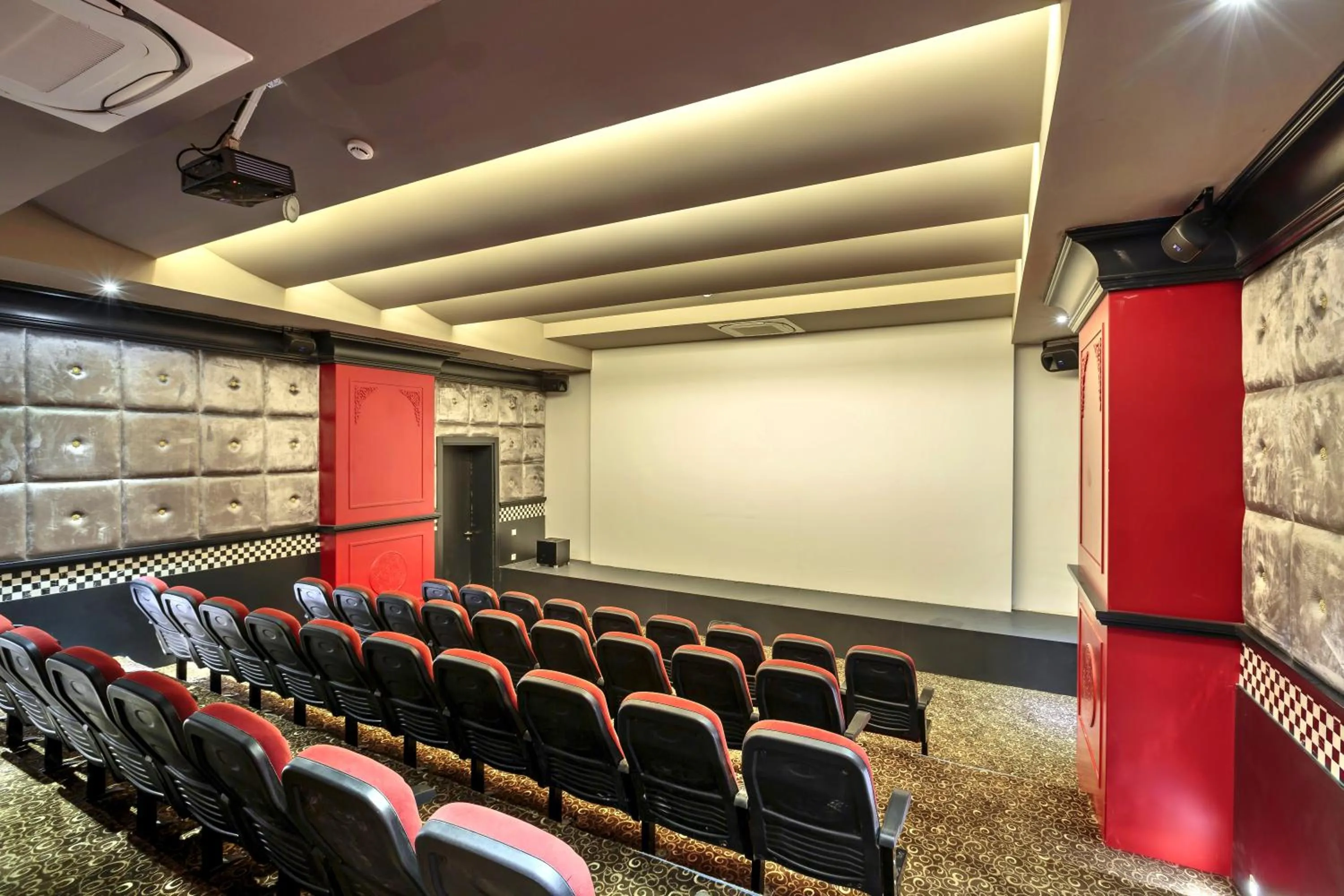 Communal lounge/ TV room in Sunis Efes Royal Palace Resort & Spa