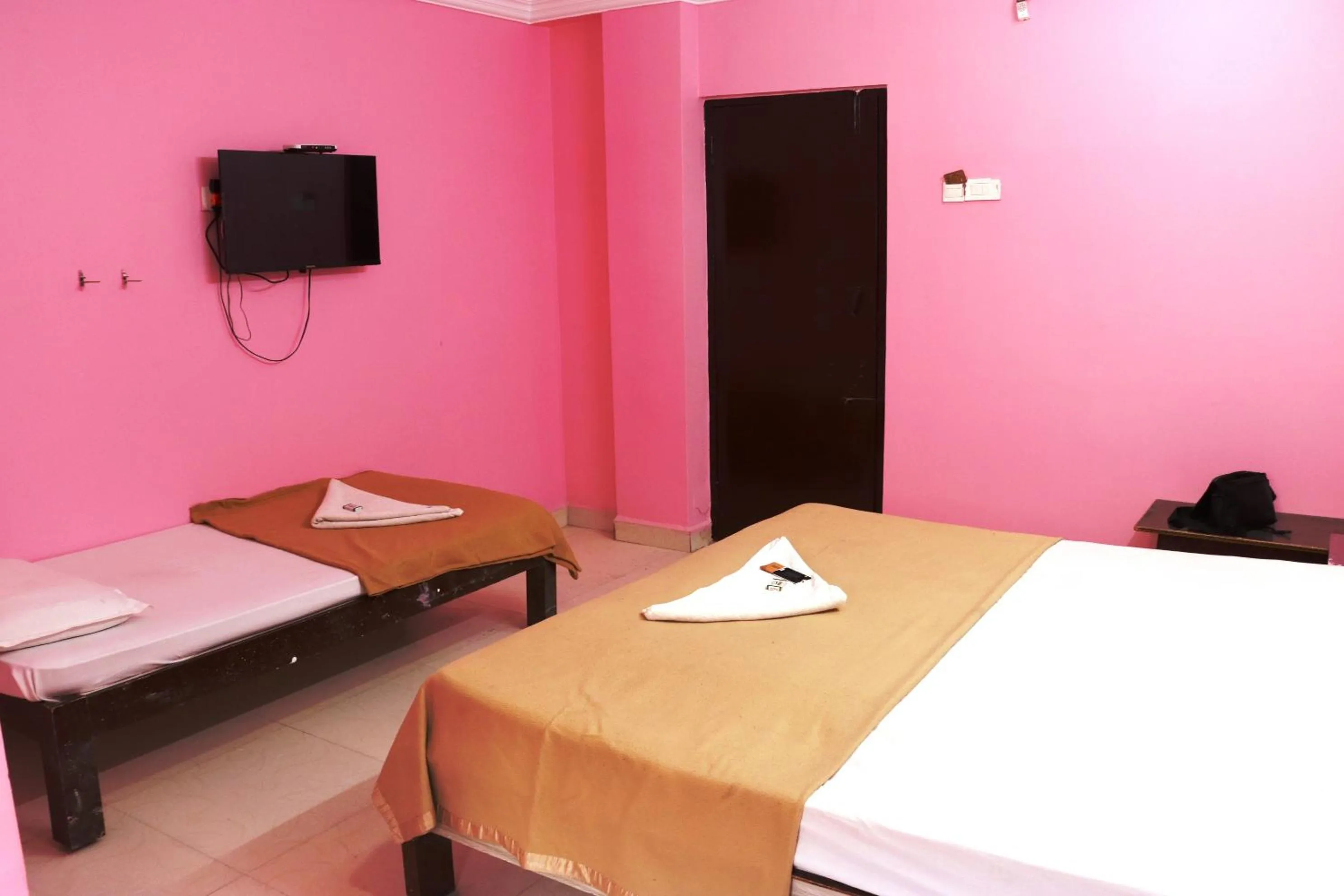 Communal lounge/ TV room in Sujan Residency's