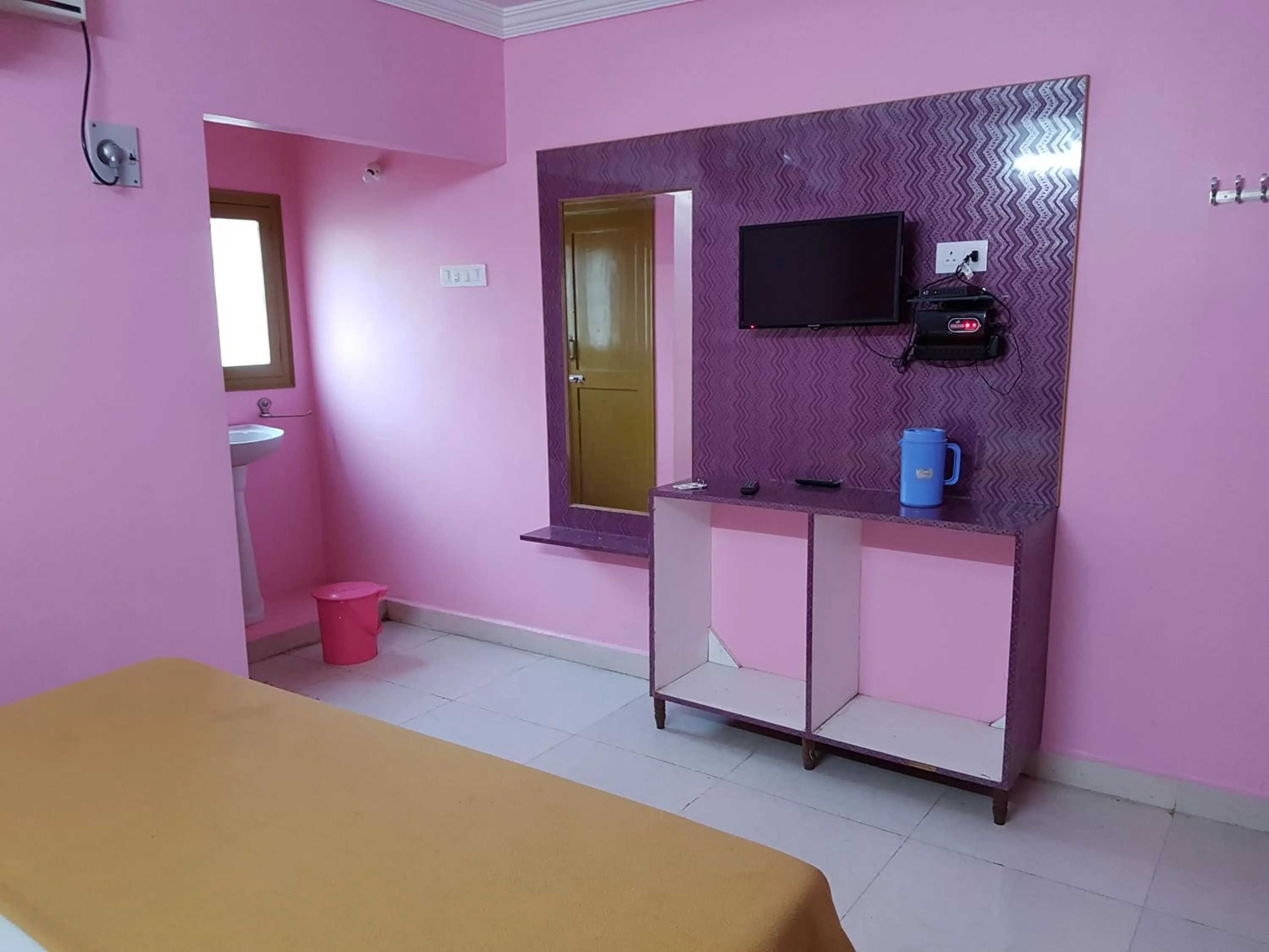 Communal lounge/ TV room in Sujan Residency's