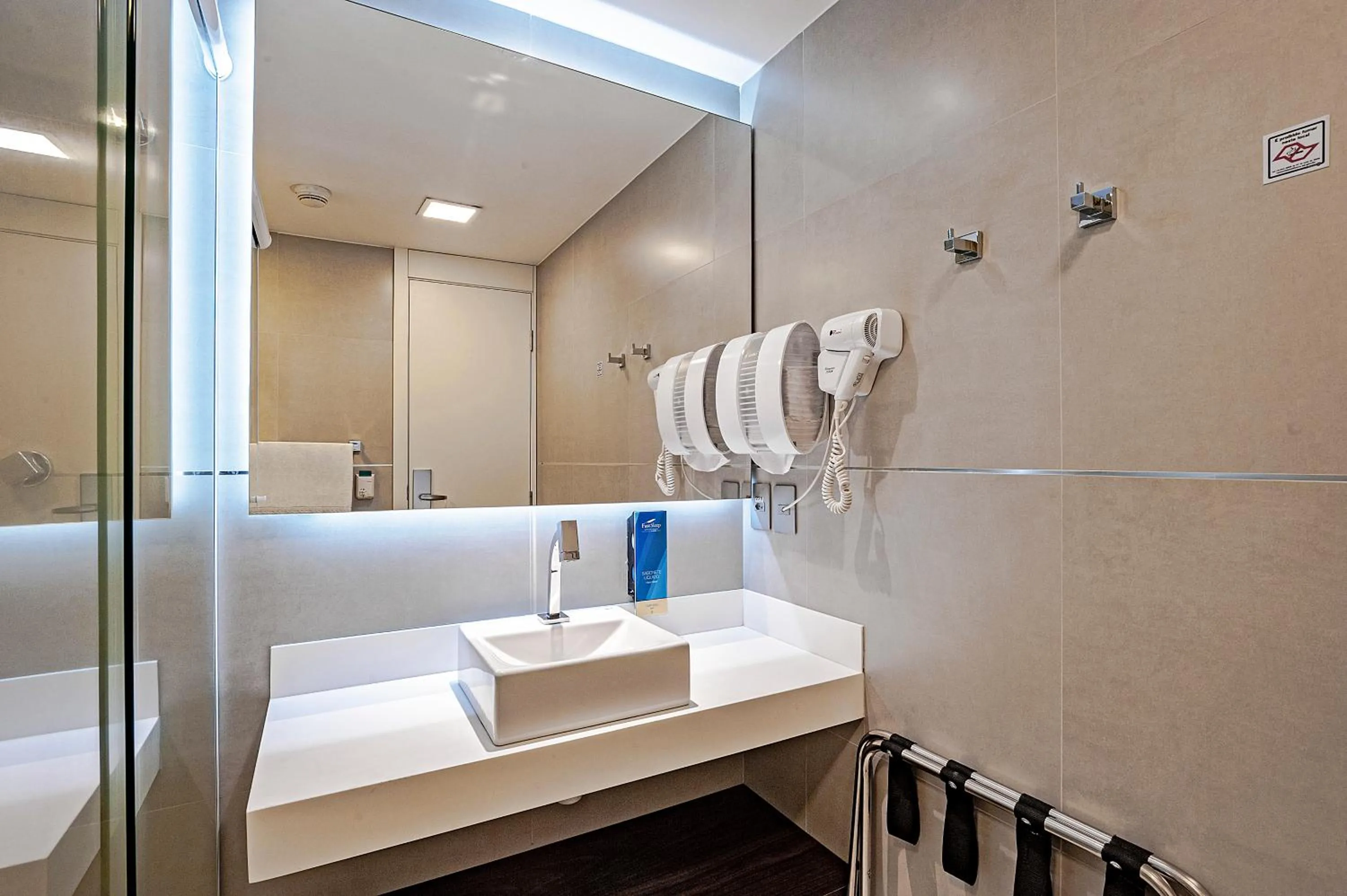 Toilet in FAST SLEEP Guarulhos by Slaviero Hotéis