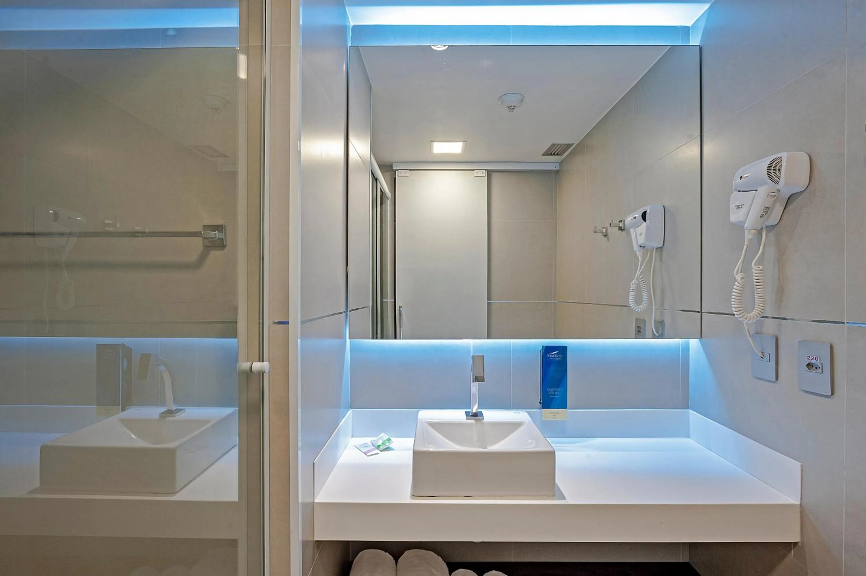 Bathroom in FAST SLEEP Guarulhos by Slaviero Hotéis