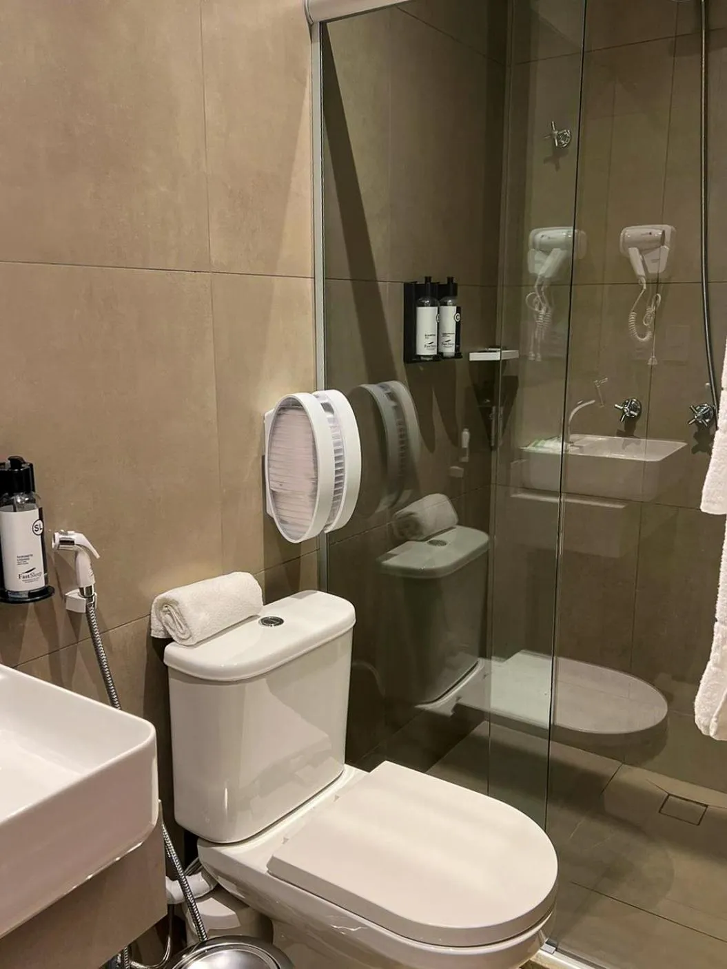 Toilet in FAST SLEEP Guarulhos by Slaviero Hotéis