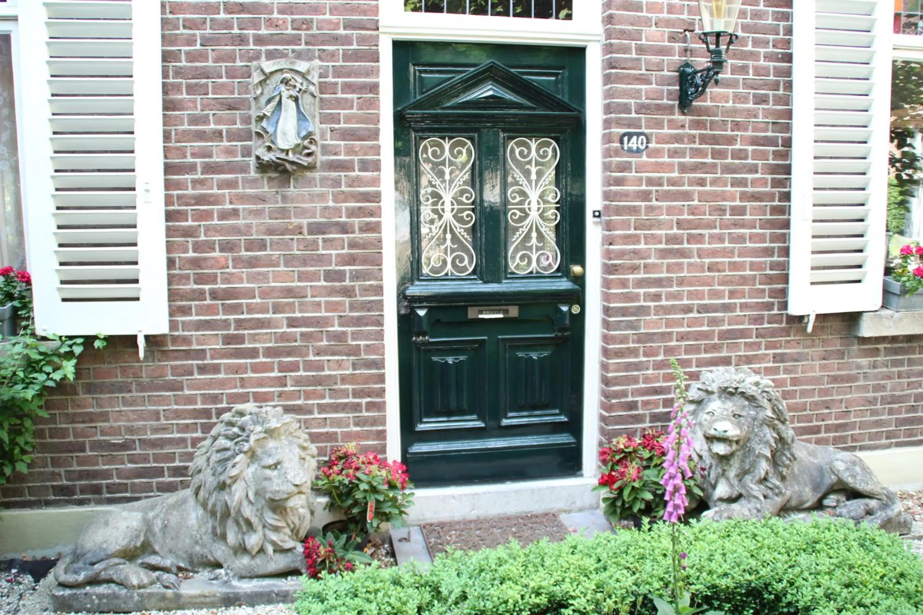 Facade/entrance in Annelies'Place to B& B
