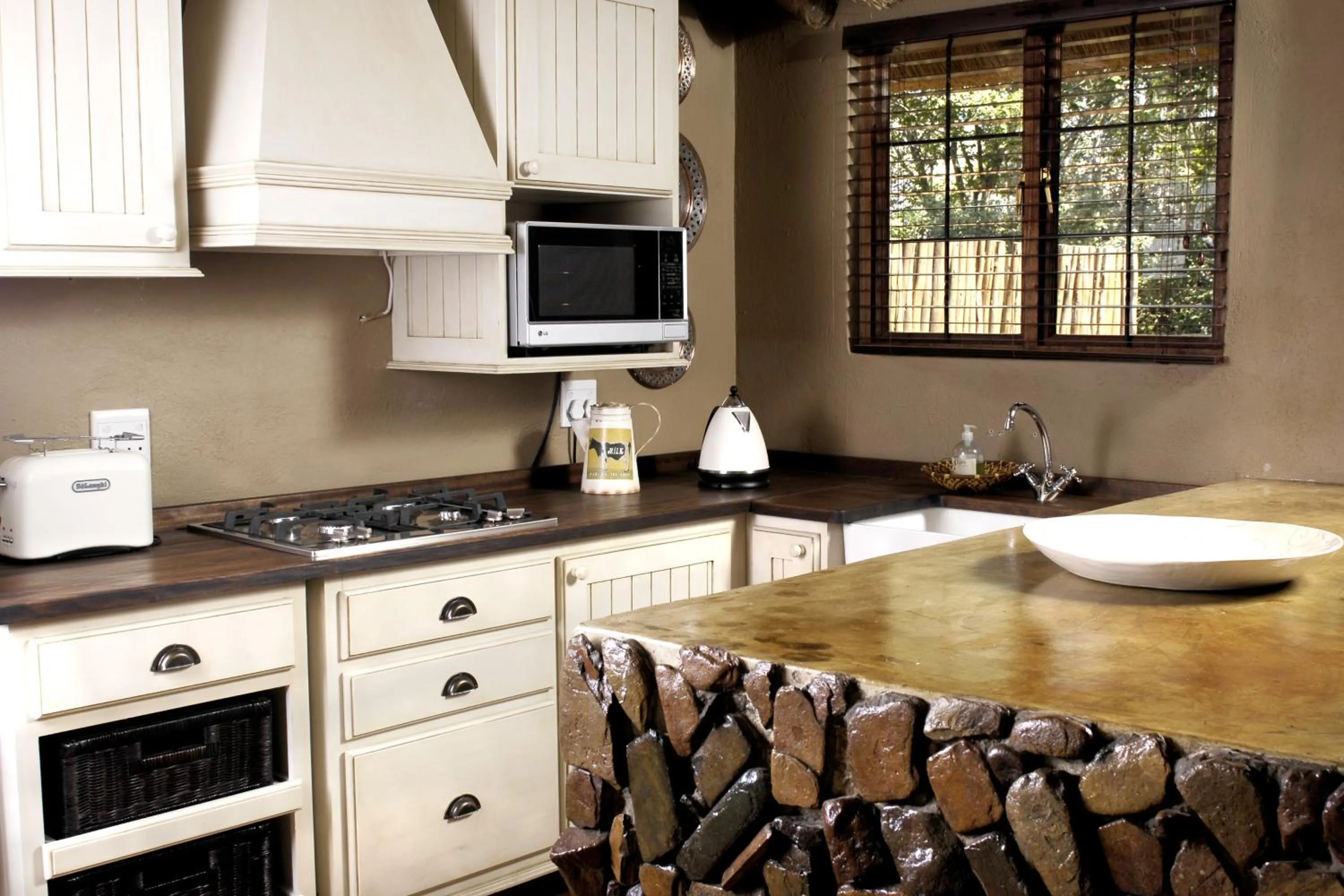 Kitchen or kitchenette in Caracal Lodge