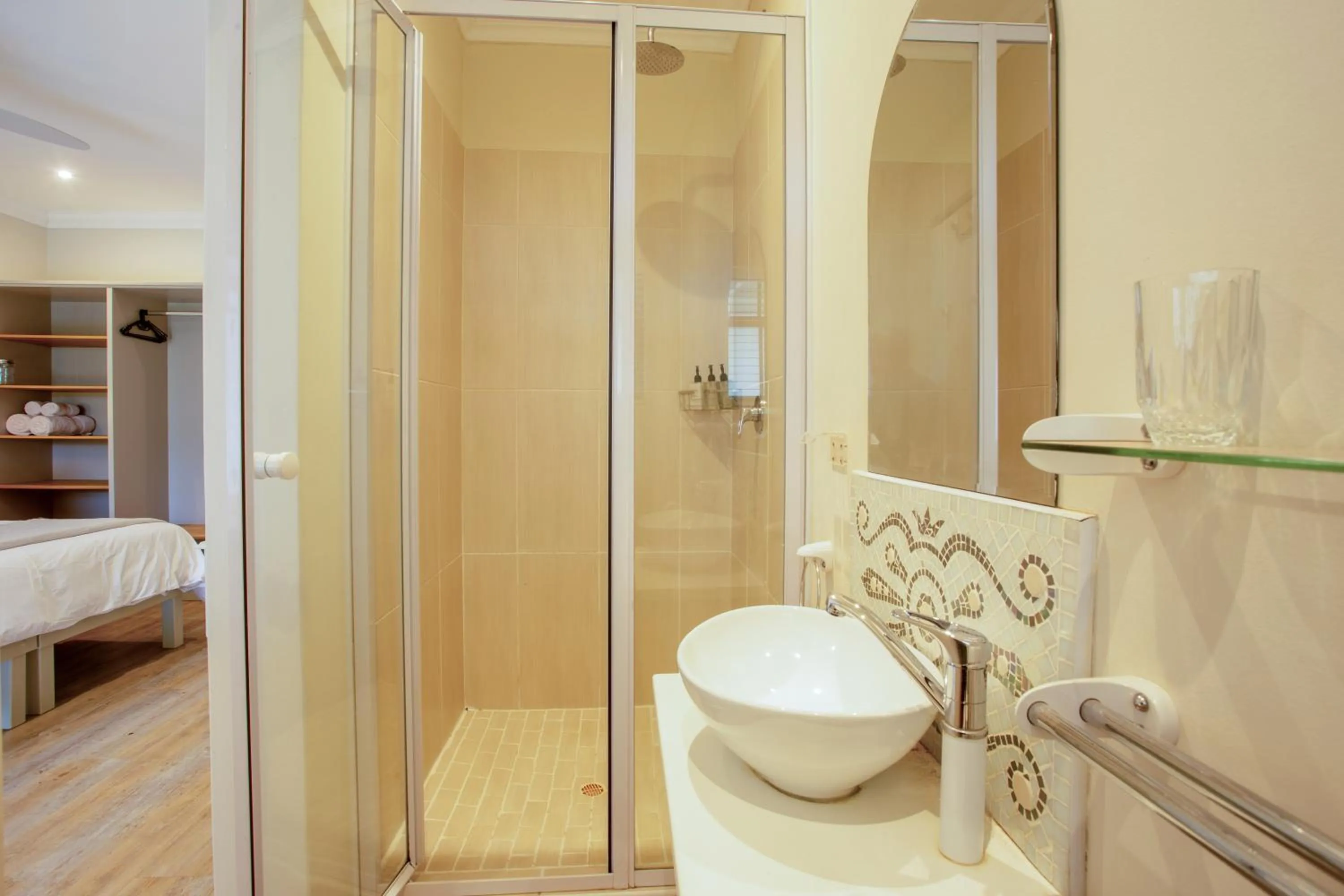 Shower, Bed in Raptor Rise Farm