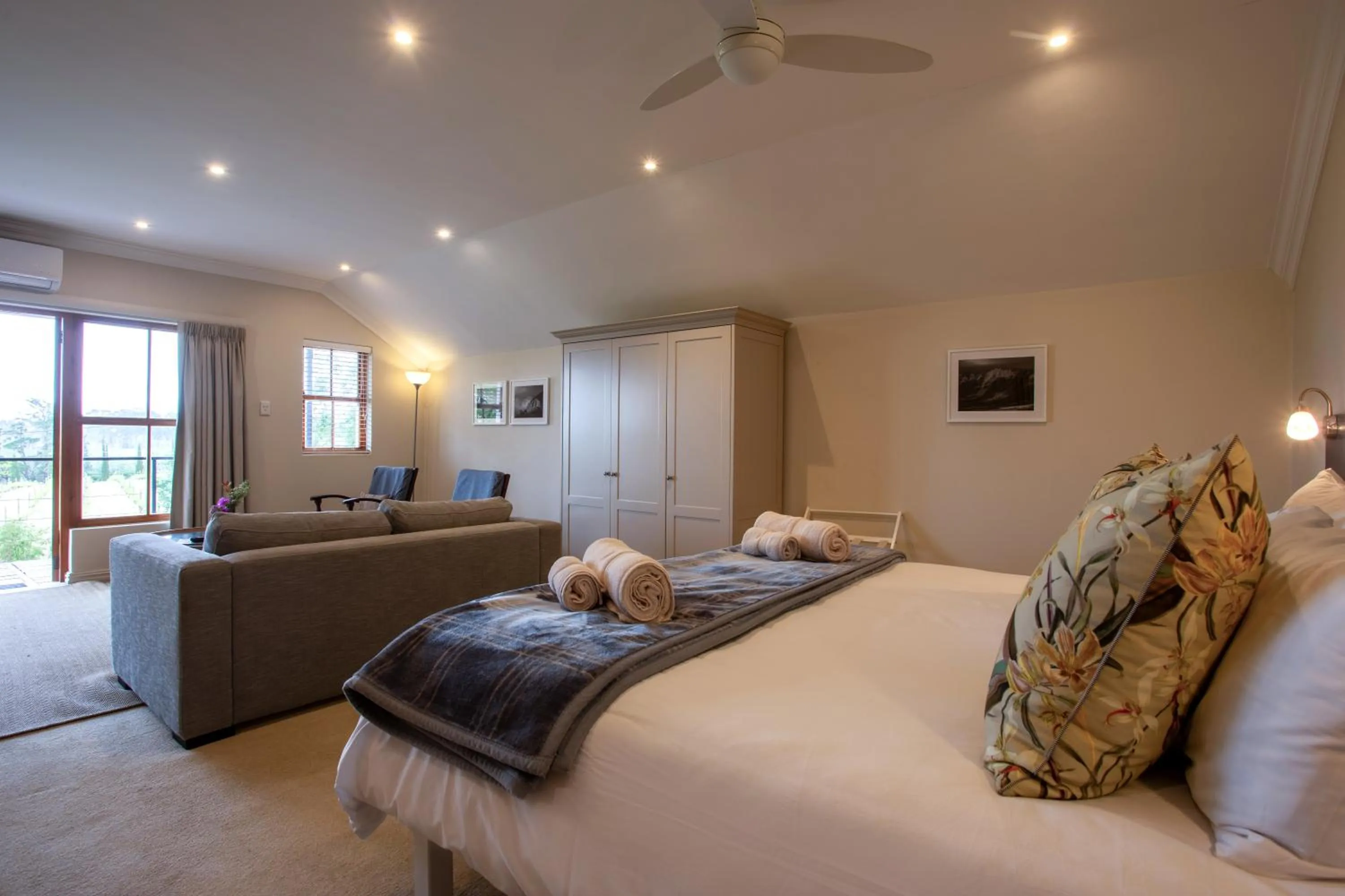 Living room, Bed in Raptor Rise Farm