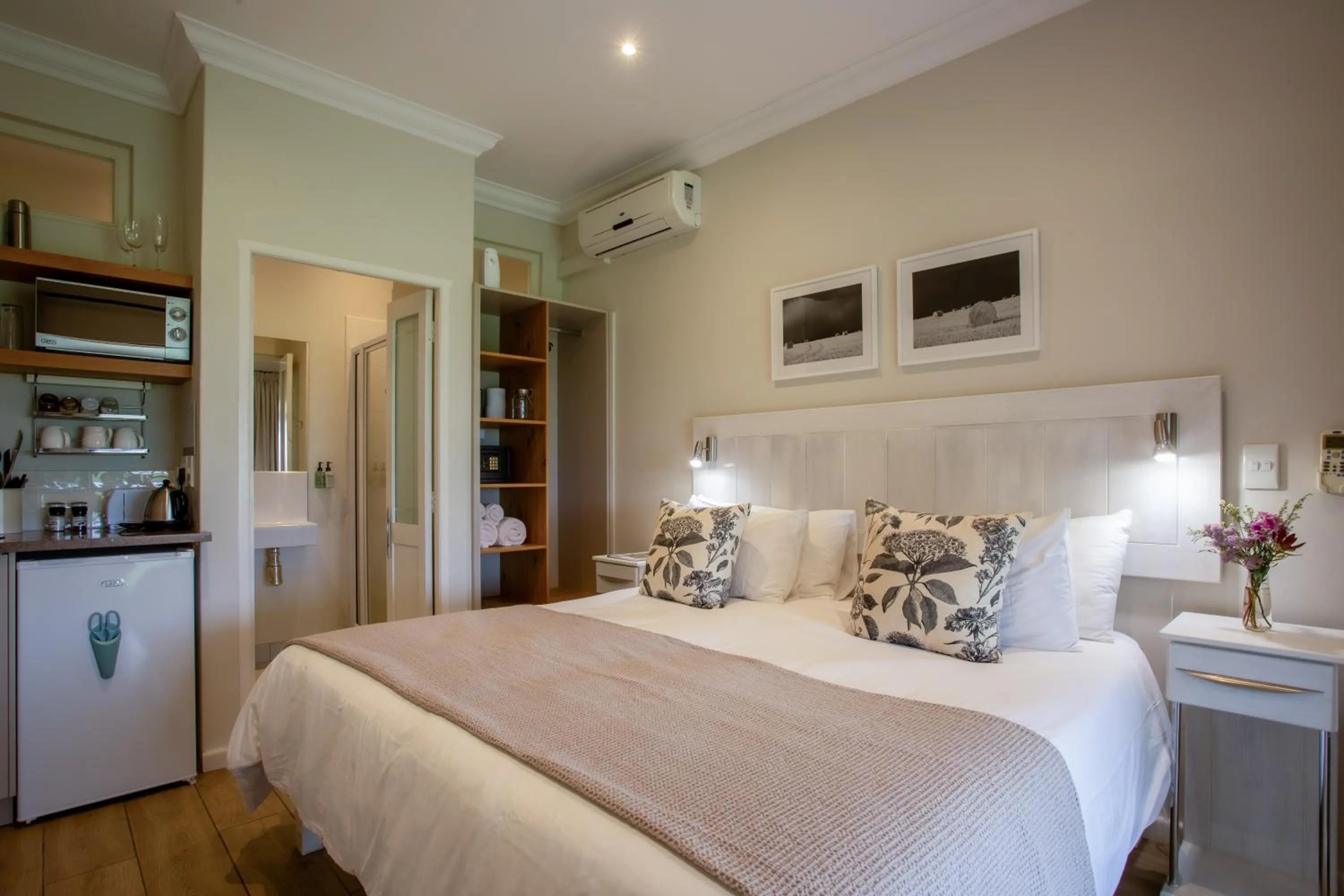 Bedroom, Bed in Raptor Rise Farm