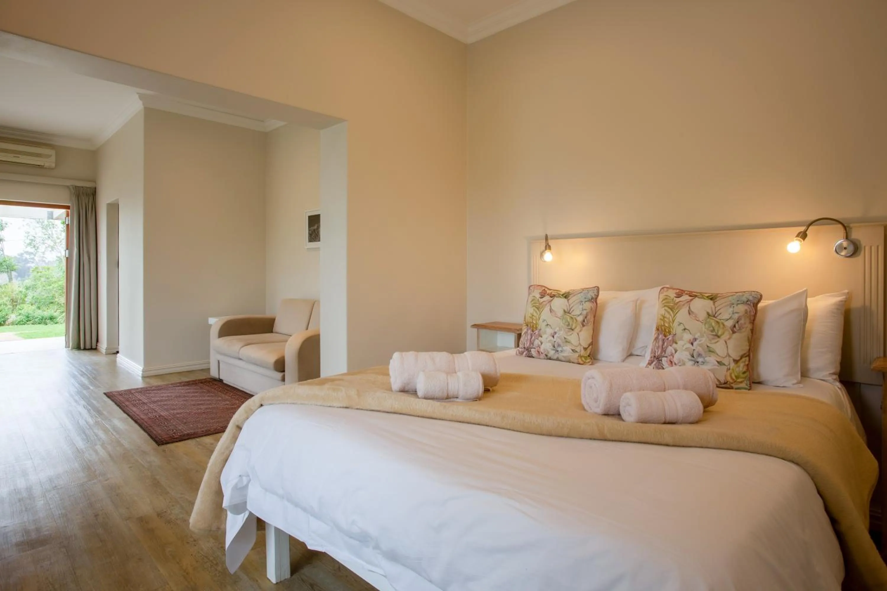 Bedroom, Bed in Raptor Rise Farm