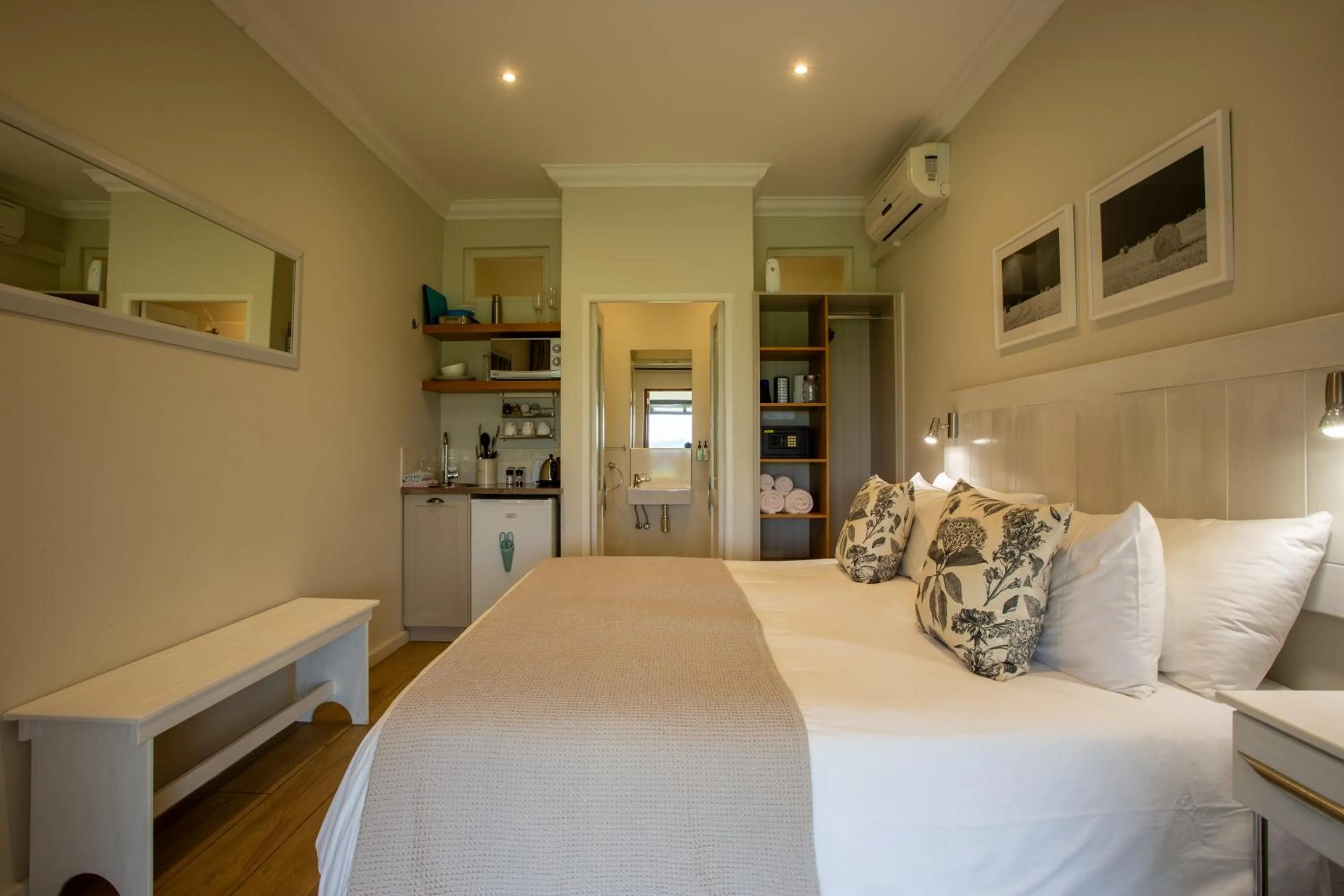 Bedroom, Bed in Raptor Rise Farm