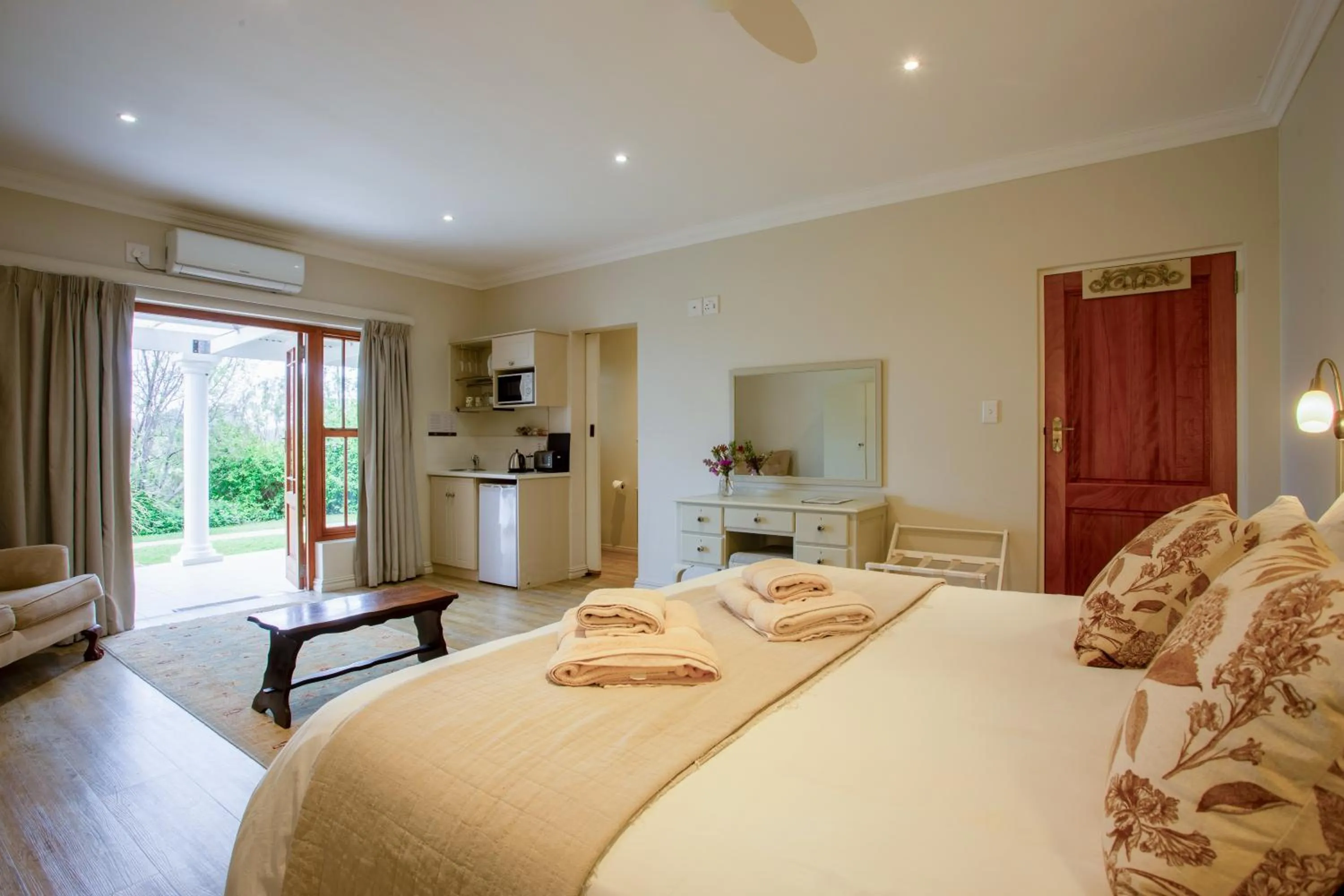 Photo of the whole room, Bed in Raptor Rise Farm