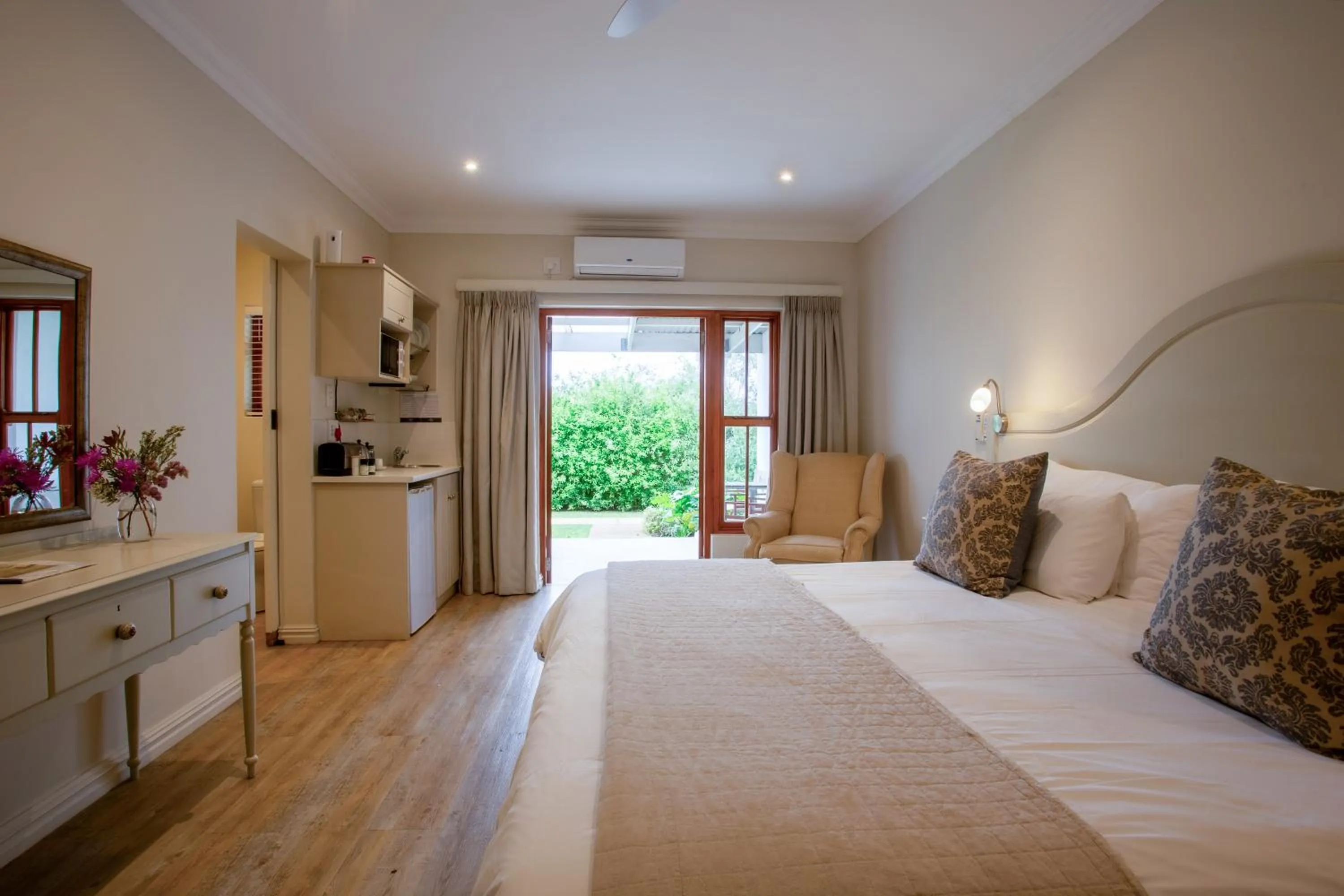 Bedroom, Bed in Raptor Rise Farm