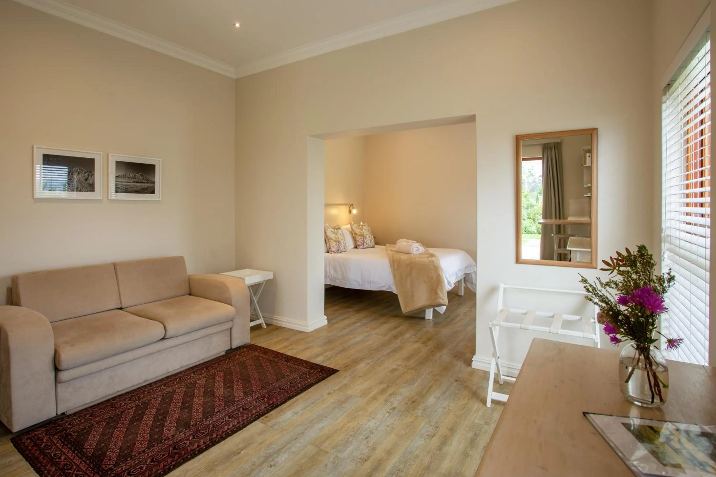 Photo of the whole room, Bed in Raptor Rise Farm