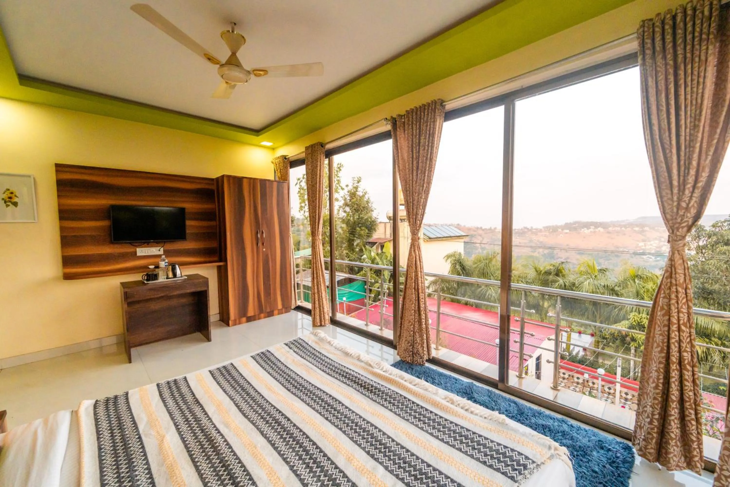 Communal lounge/ TV room, Bed in Strawberry County