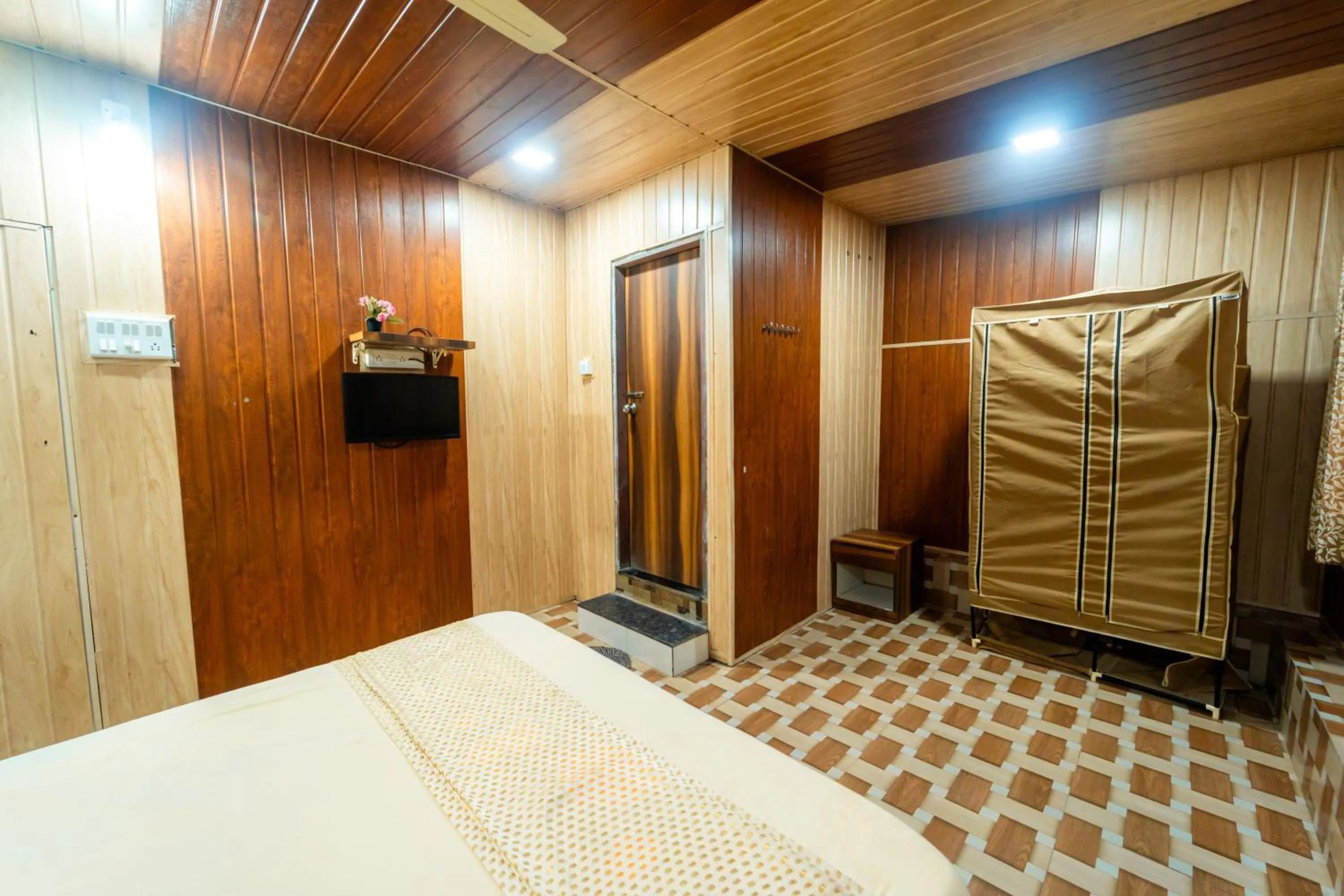 wardrobe, Bed in Strawberry County