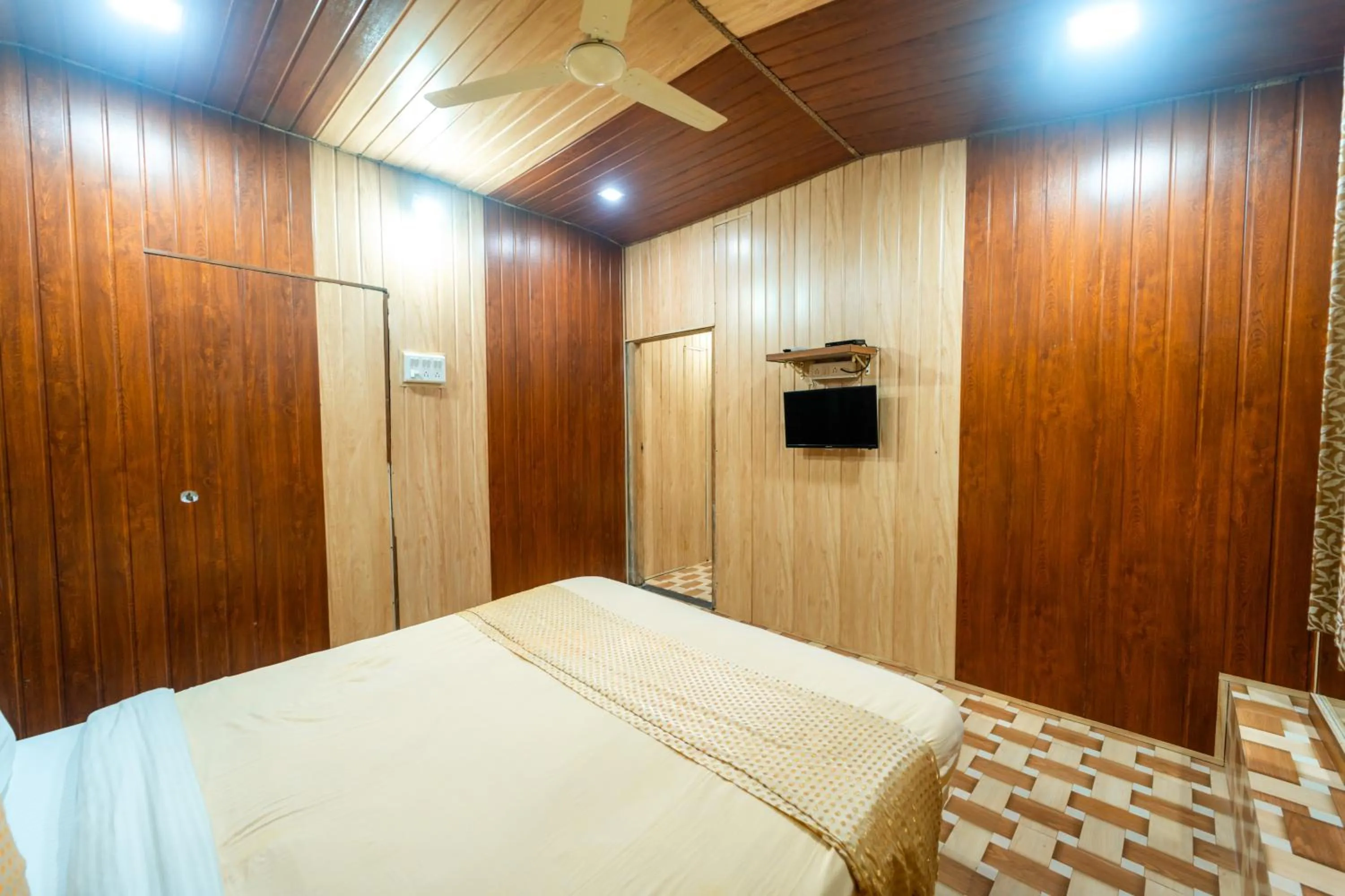 Bedroom, Bed in Strawberry County