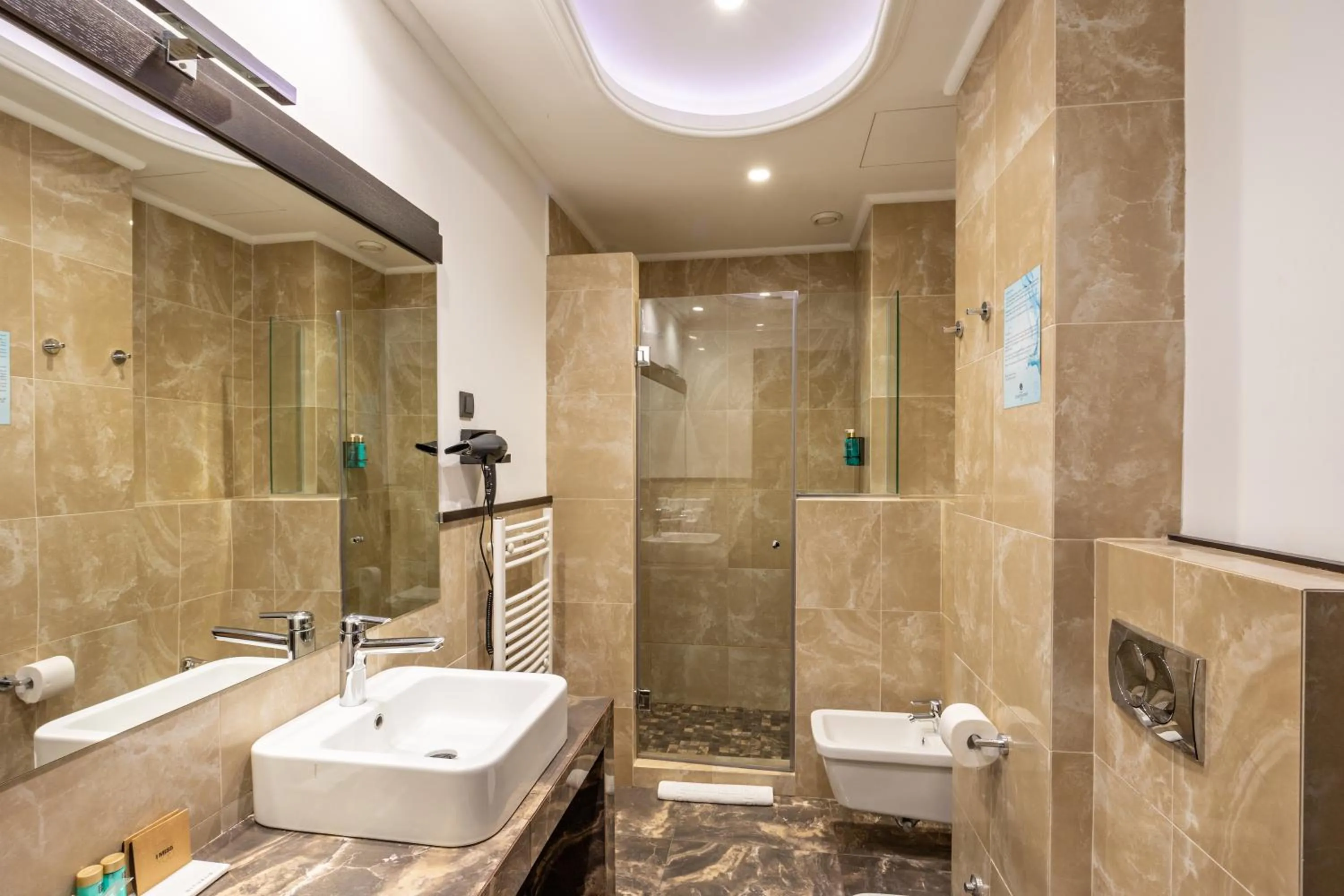 Bathroom in Hotel Constantine the Great