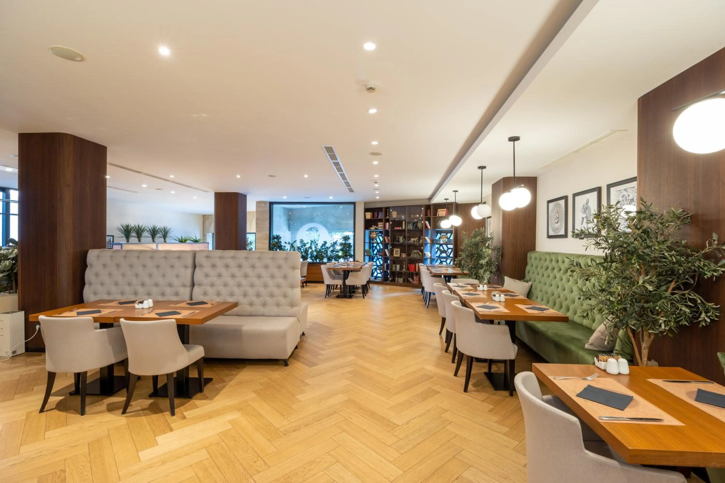 Restaurant/places to eat in Hotel Constantine the Great