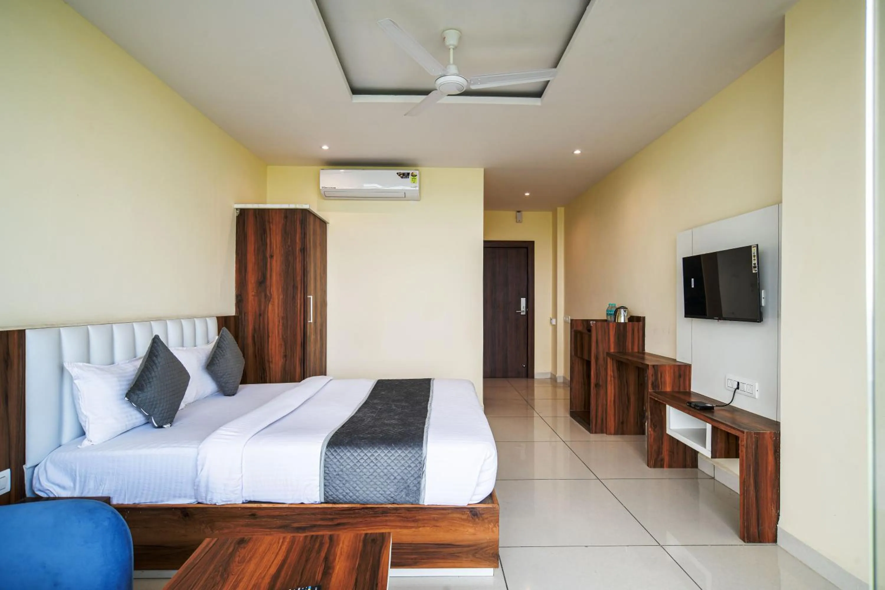 Photo of the whole room, Bed in Radhe Krishna Resort