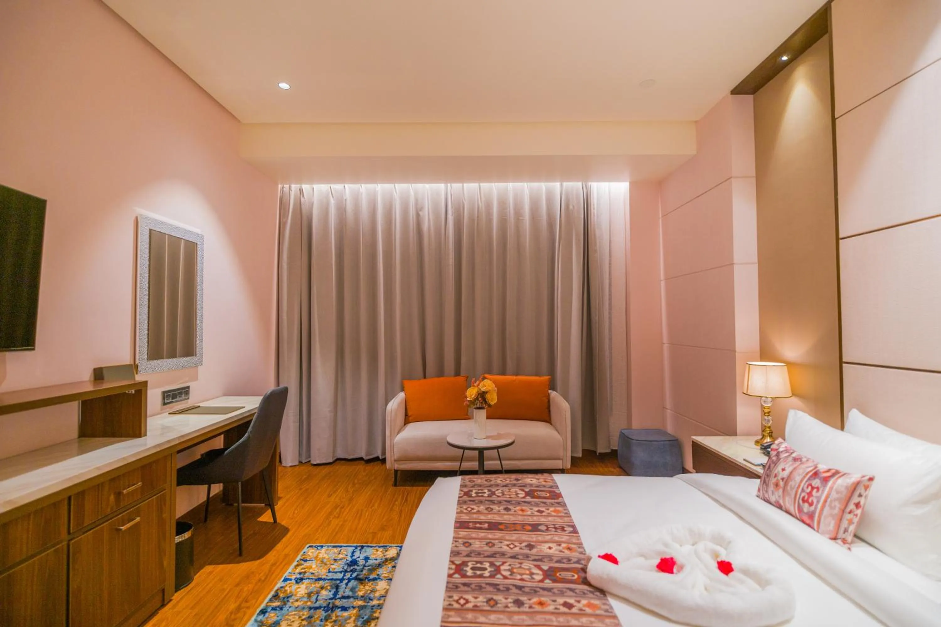 Seating area, Bed in The Maple Hotel